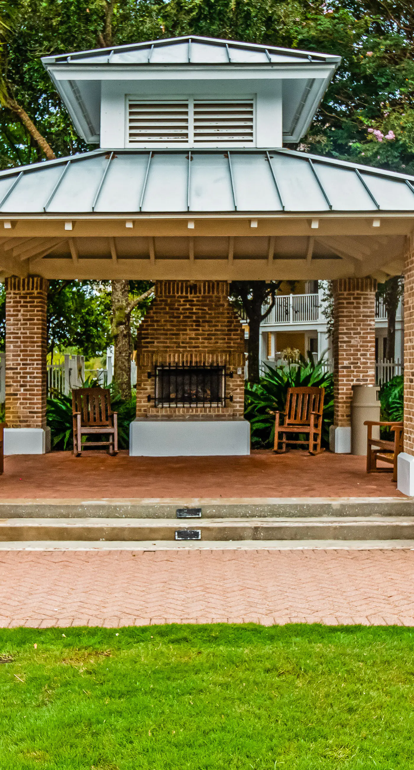 Beautiful condo with shared pool & hot tub, private W&D - near the beach