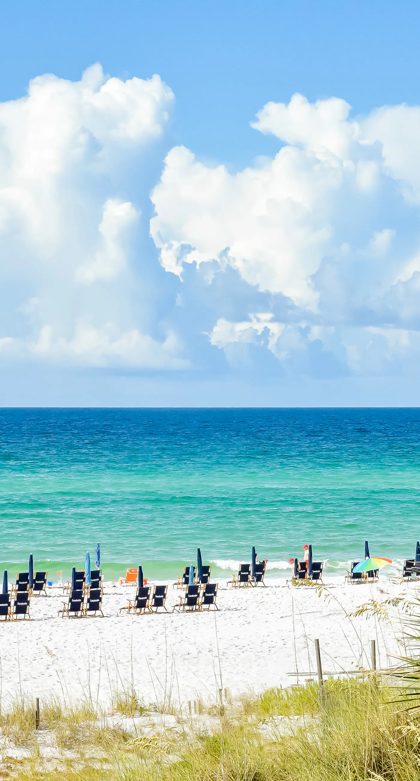 Beautiful condo with shared pool & hot tub, private W&D - near the beach
