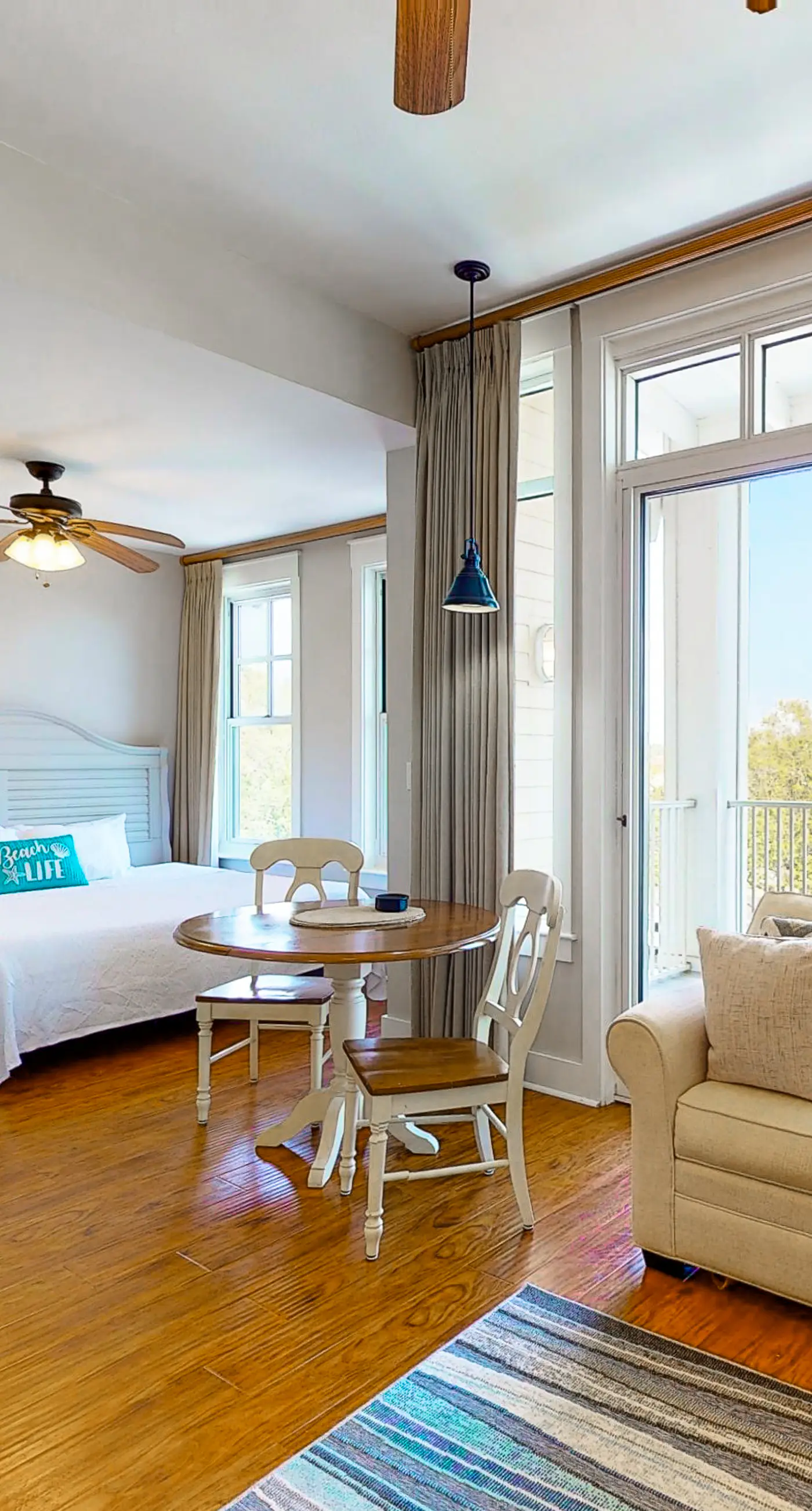 Fourth-floor studio with shared pool, fast WiFi, washer&dryer, & central AC