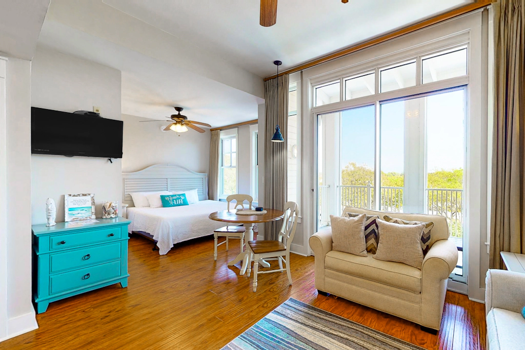 Fourth-floor studio with shared pool, fast WiFi, washer&dryer, & central AC