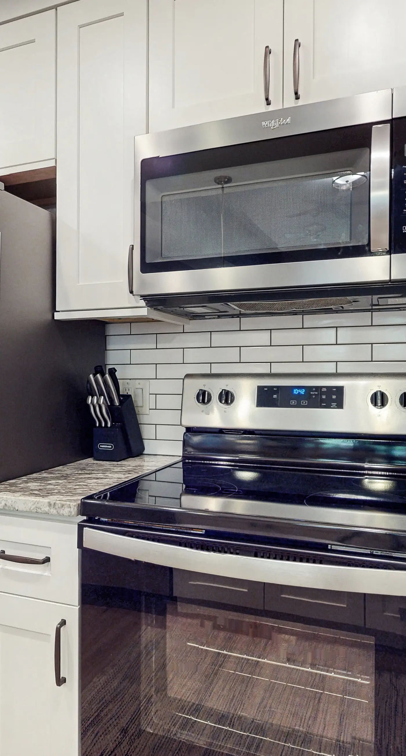 First-floor condo with a kitchen, patio, pool, hot tub, grill, & spa access