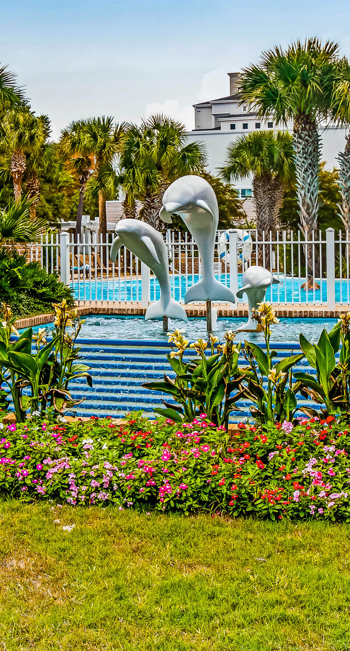 First-floor condo with a kitchen, patio, pool, hot tub, grill, & spa access