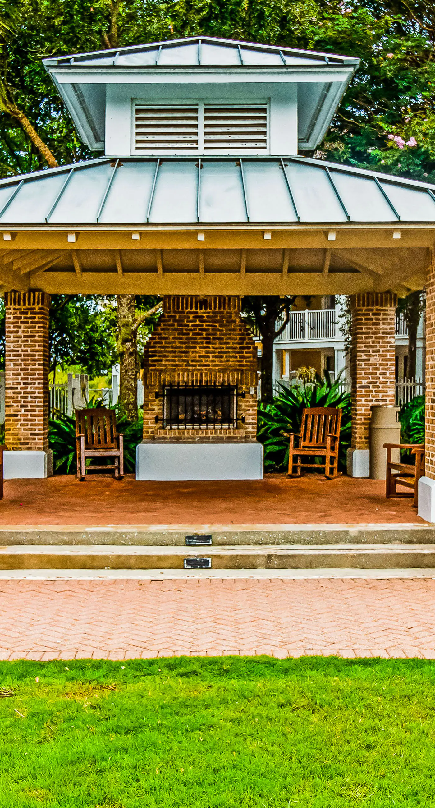 First-floor condo with a kitchen, patio, pool, hot tub, grill, & spa access