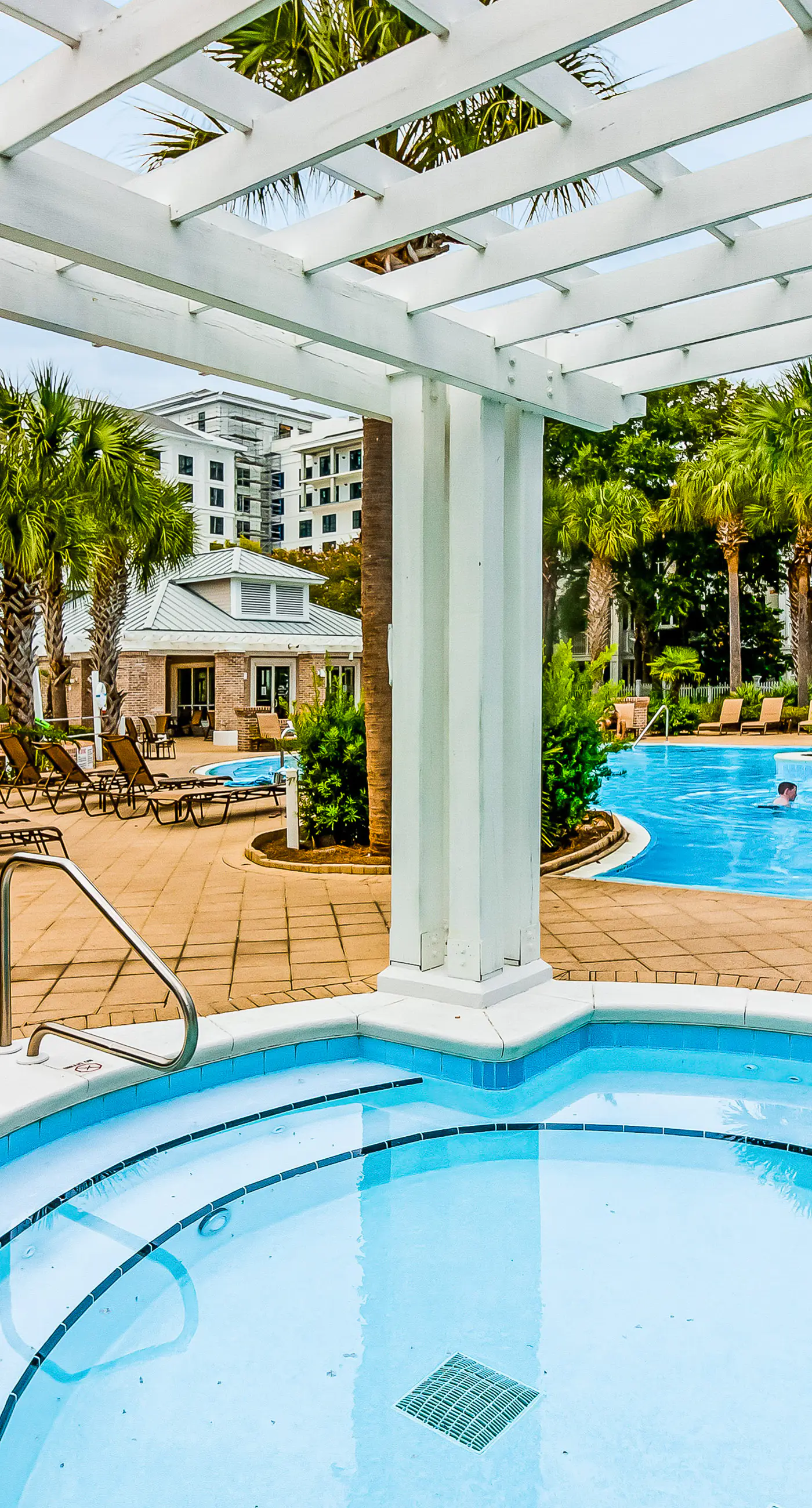 First-floor condo with a kitchen, patio, pool, hot tub, grill, & spa access