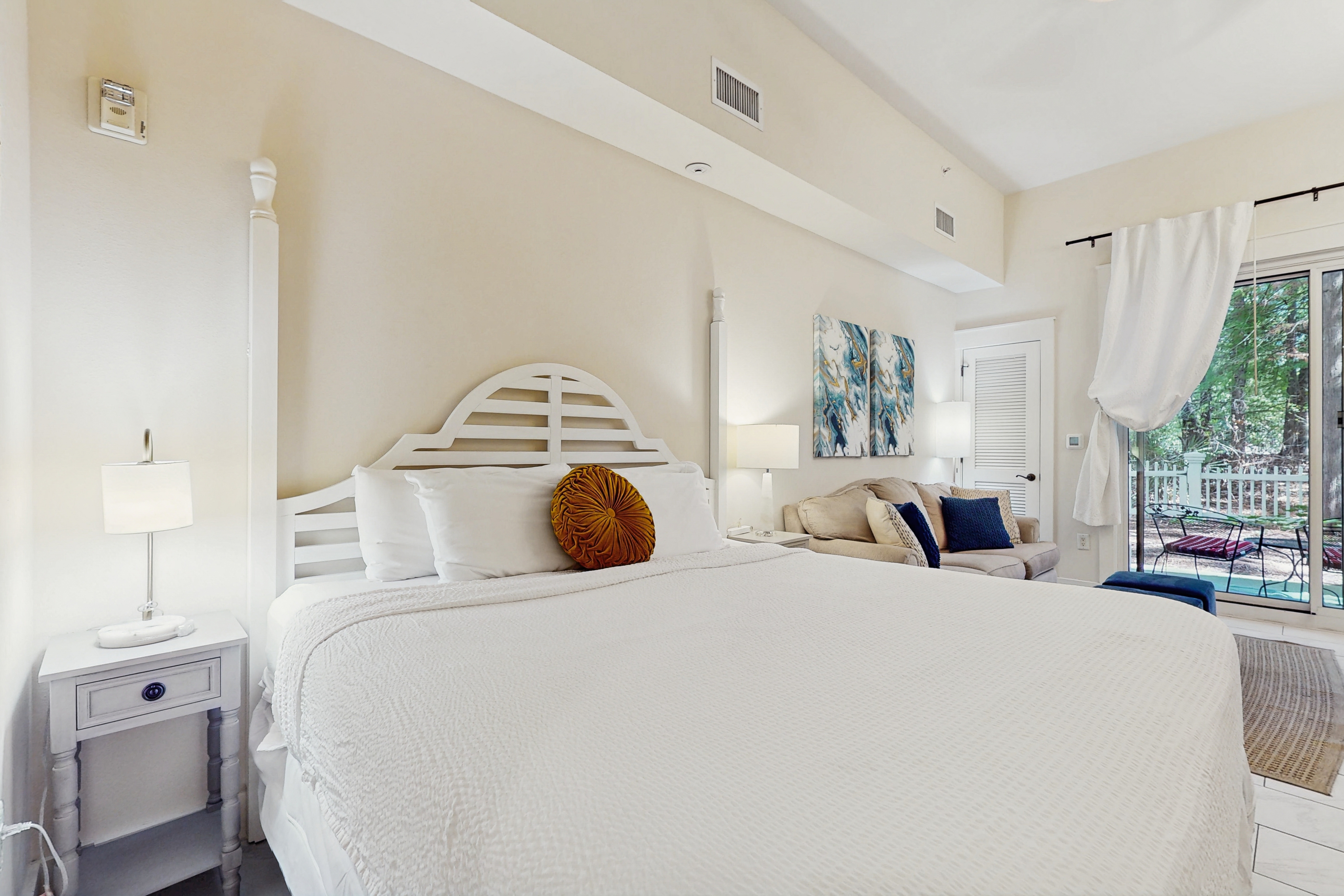 Pleasant studio at The Baytowne Wharf w/ shared pool, hot tub, shopping, & events