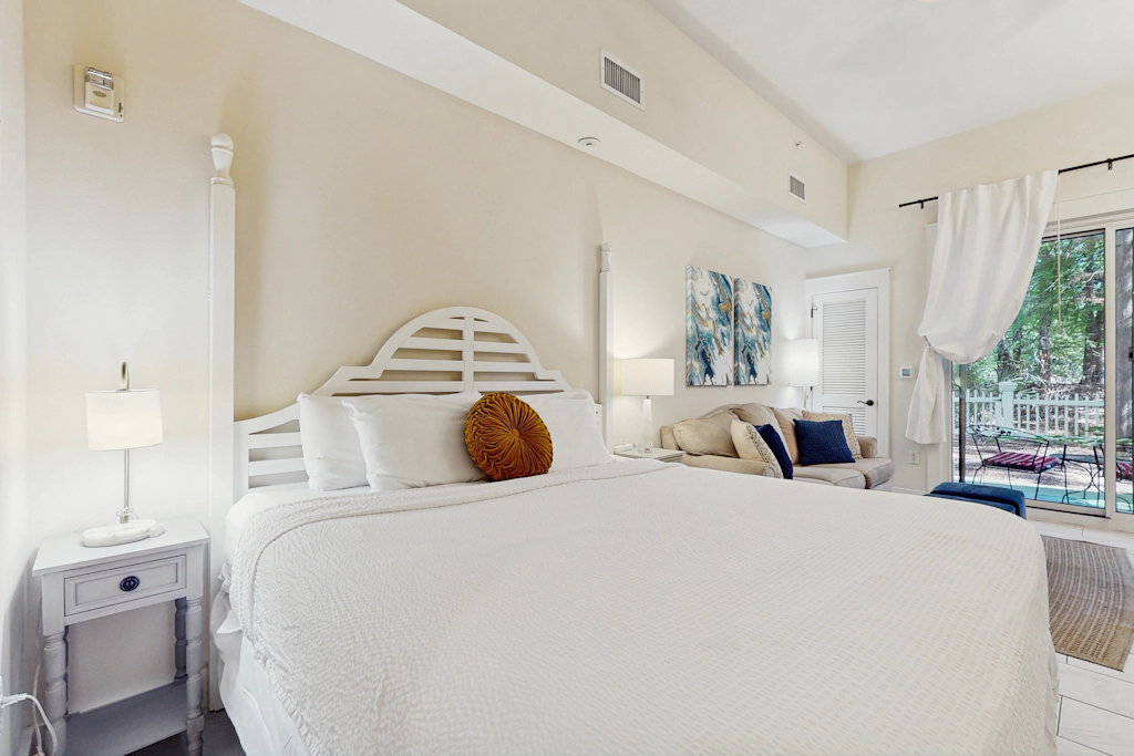 Pleasant studio at The Baytowne Wharf w/ shared pool, hot tub, shopping, & events