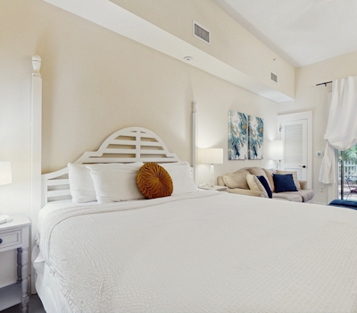 Pleasant studio at The Baytowne Wharf w/ shared pool, hot tub, shopping, & events