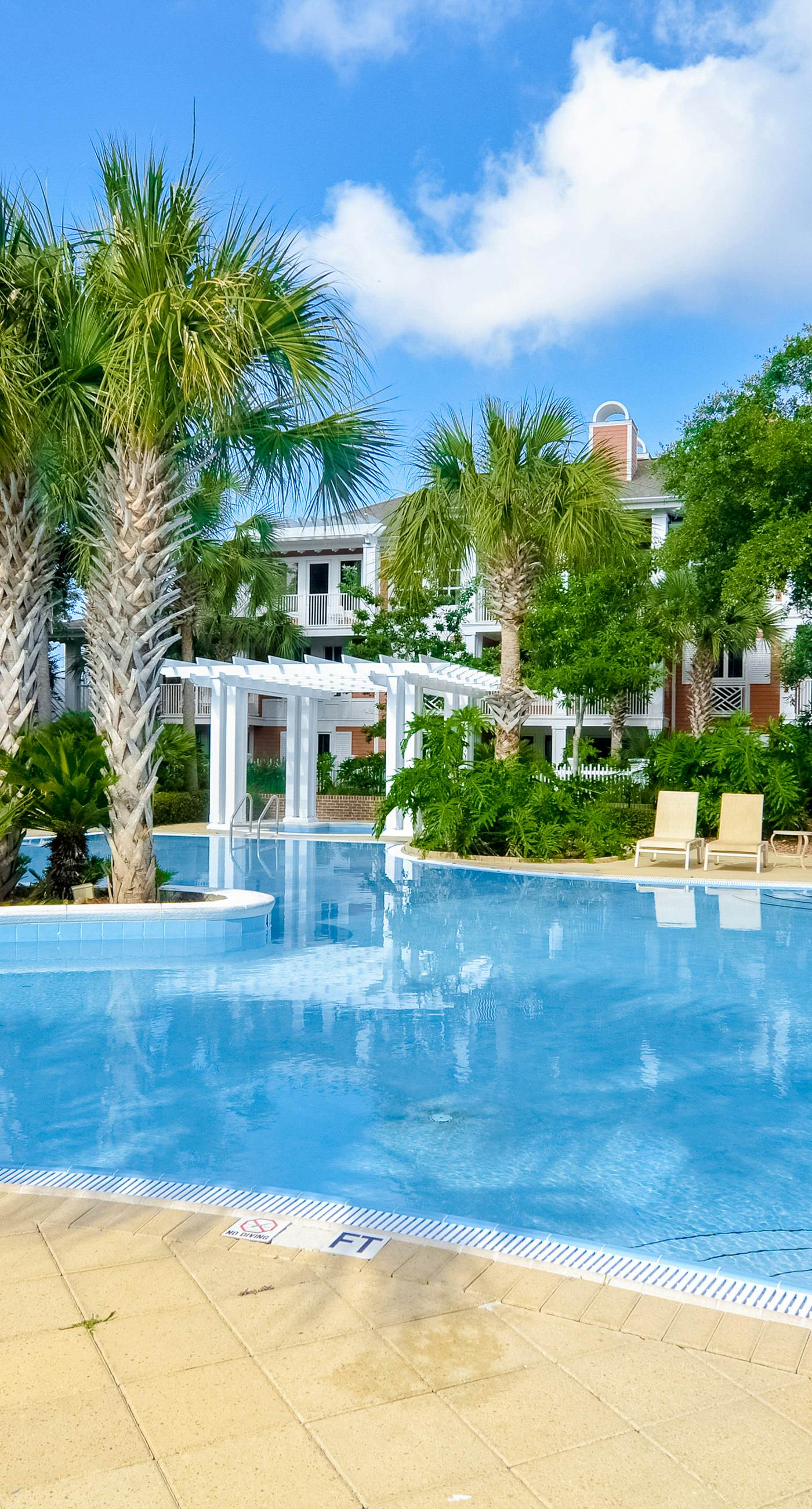 Pleasant studio at The Baytowne Wharf w/ shared pool, hot tub, shopping, & events