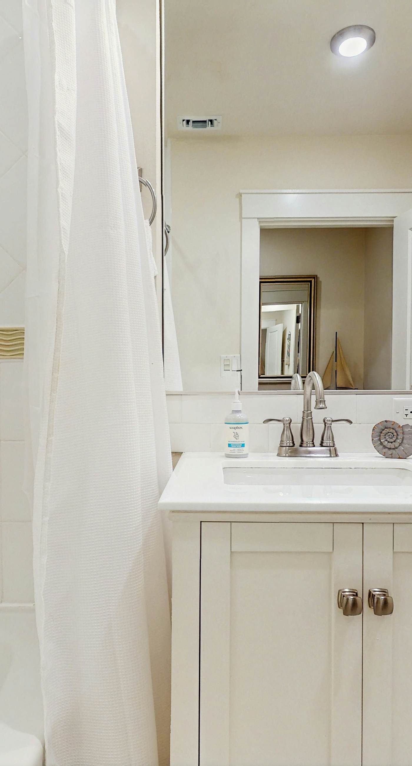 Pleasant studio at The Baytowne Wharf w/ shared pool, hot tub, shopping, & events