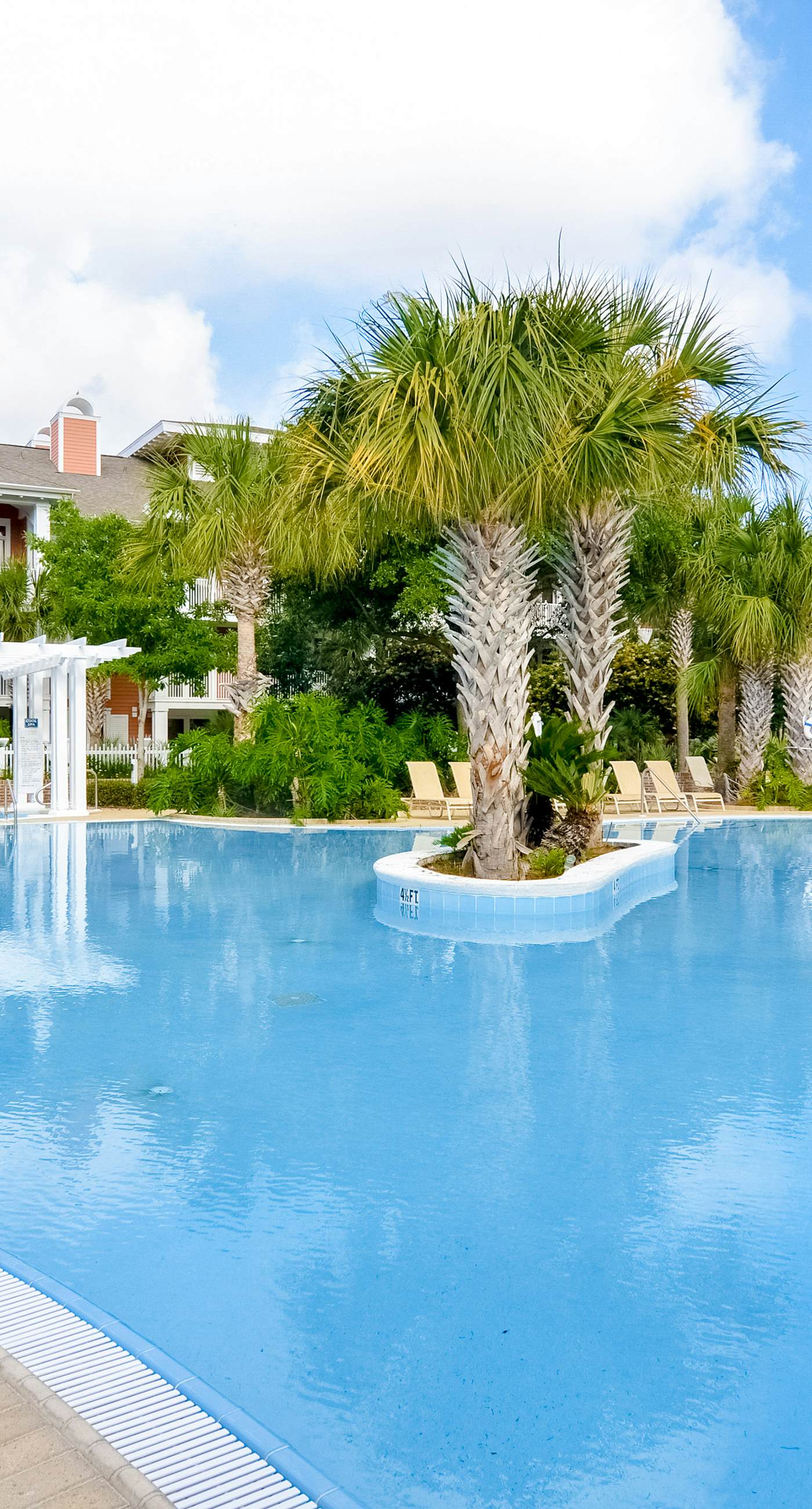 Pleasant studio at The Baytowne Wharf w/ shared pool, hot tub, shopping, & events