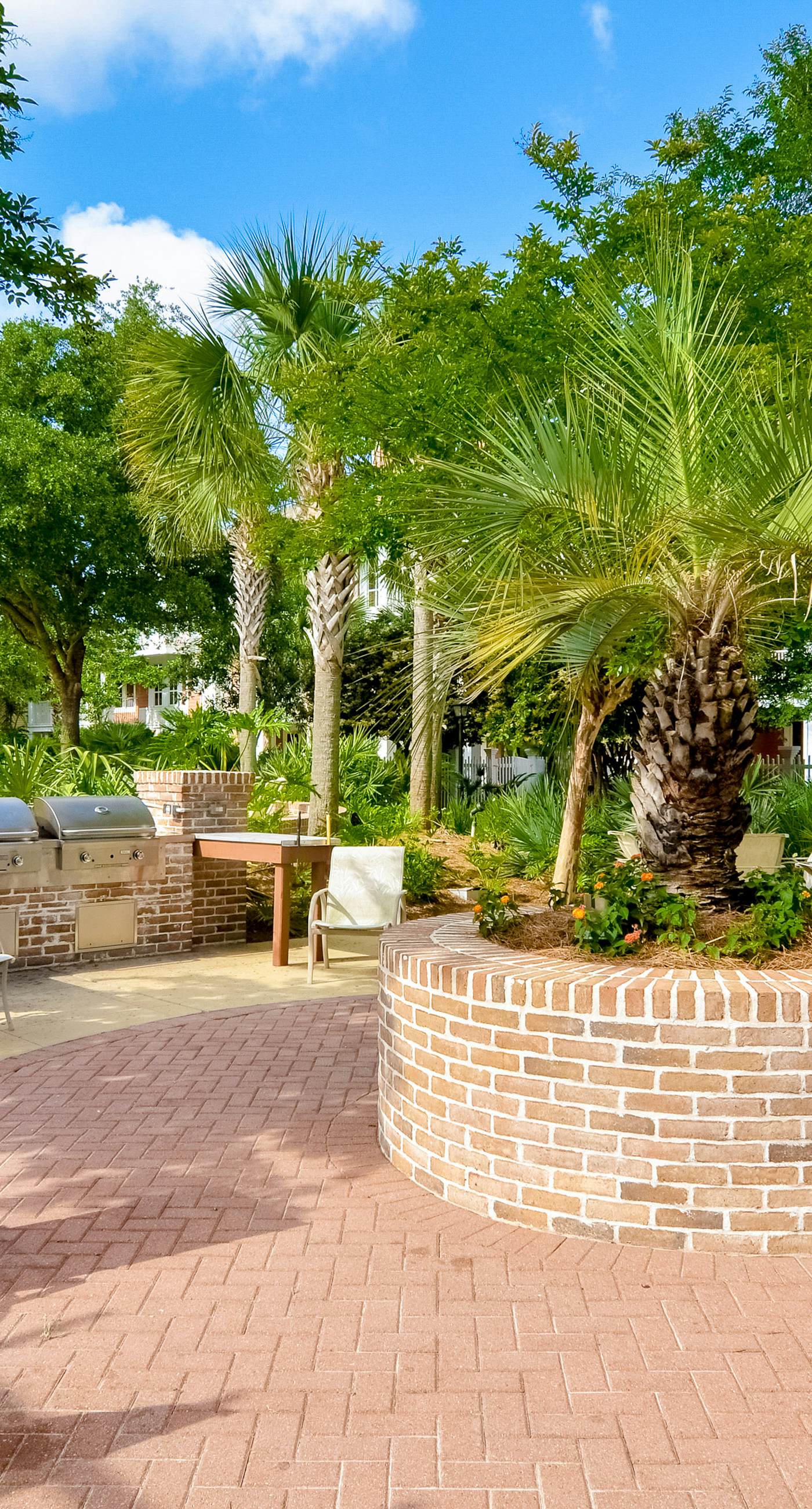 Pleasant studio at The Baytowne Wharf w/ shared pool, hot tub, shopping, & events