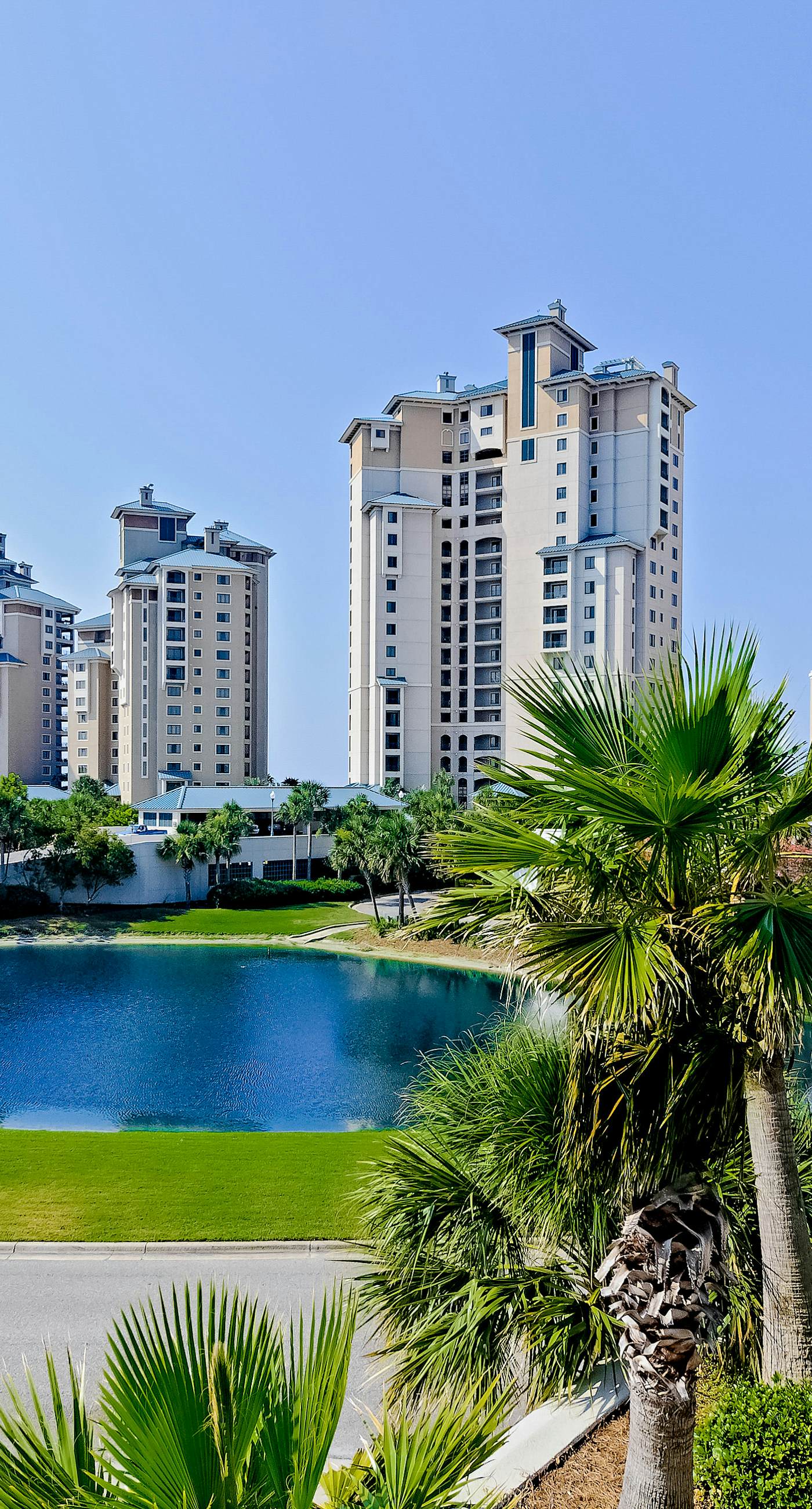 Pleasant studio at The Baytowne Wharf w/ shared pool, hot tub, shopping, & events