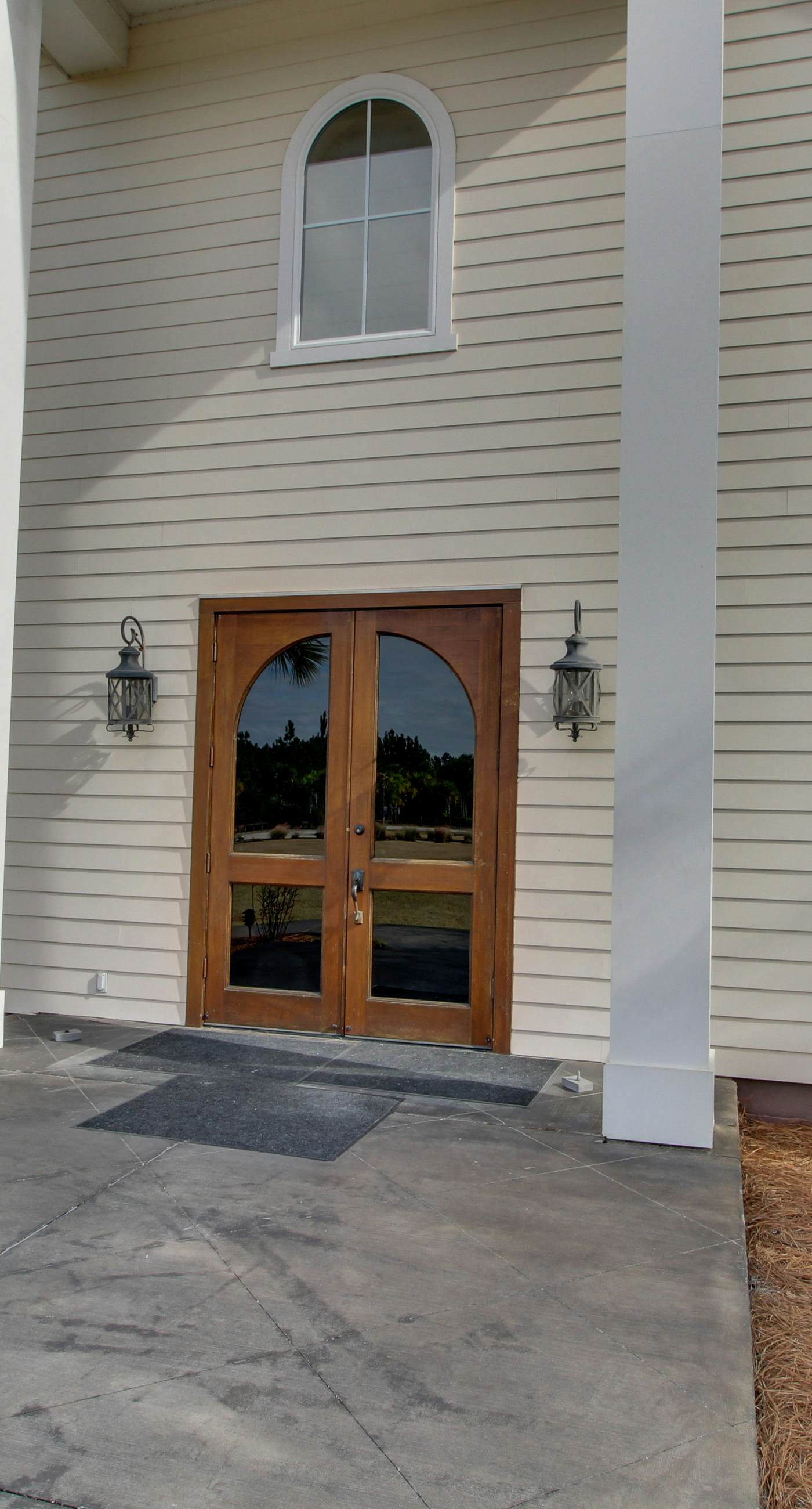 Dog-friendly coastal haven with premium beach perks & resort indulgence