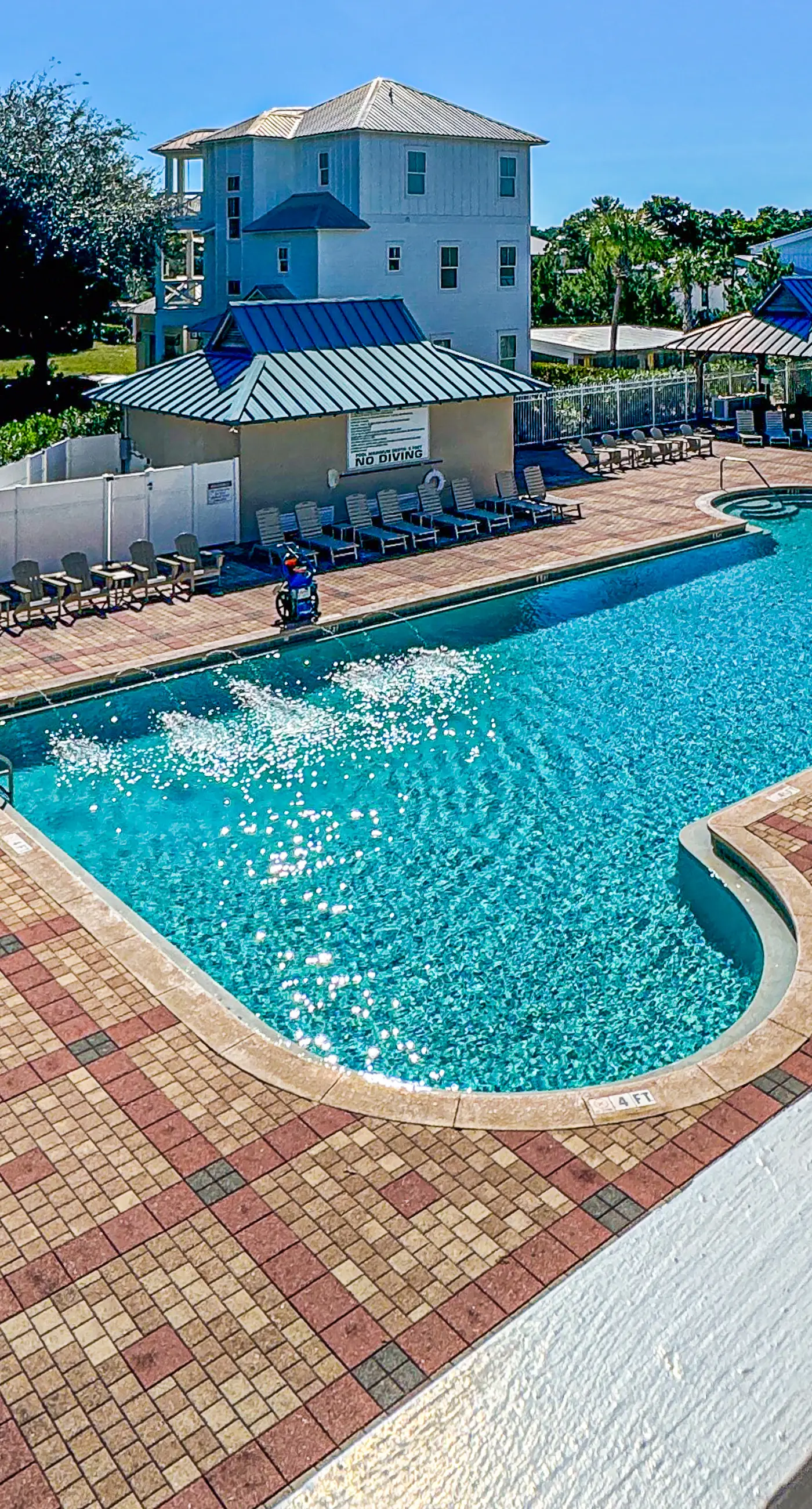 Blue Mountain Beach – charming 2nd floor condo with pool view