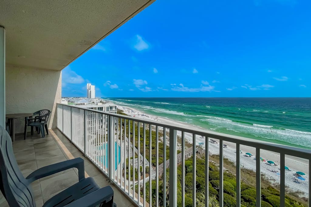 Beach front condo with washer&dryer, shared pool and beach access