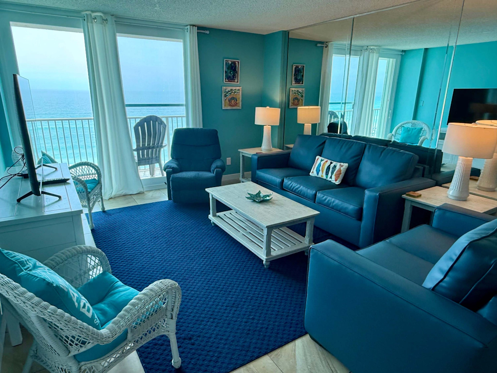 Beach front condo with washer&dryer, shared pool and beach access