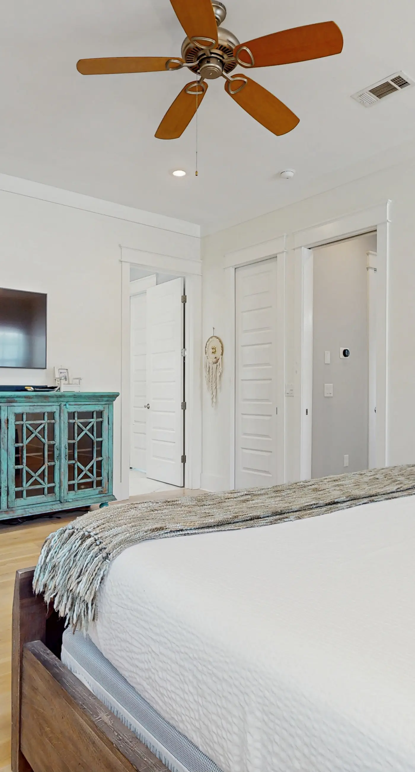 Scenic beachside retreat with abundant space and smooth access to the shore