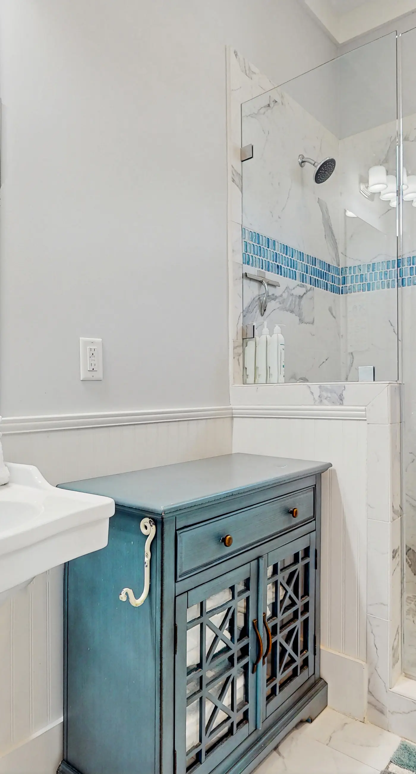 Scenic beachside retreat with abundant space and smooth access to the shore