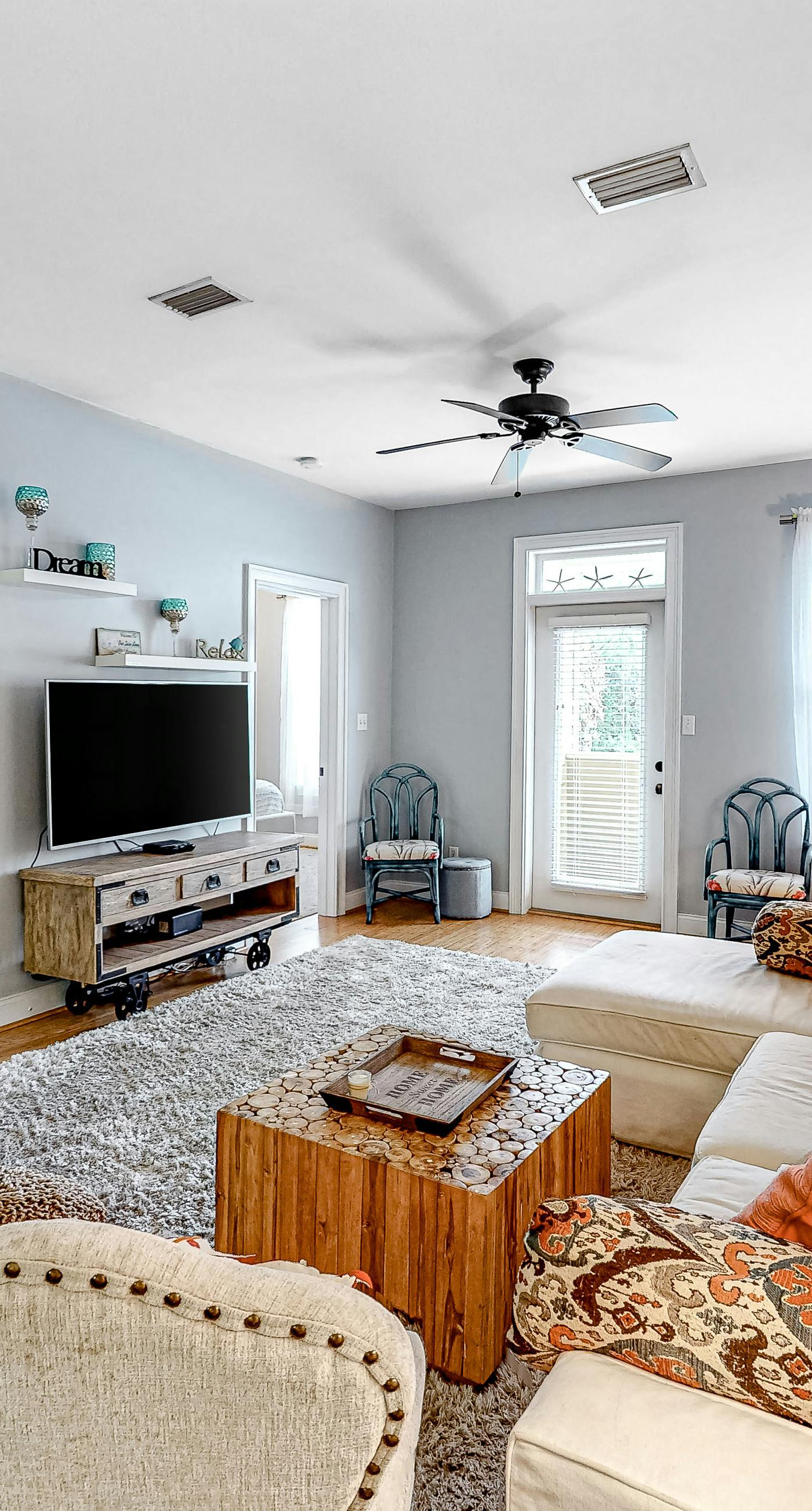 Cute, roomy condo with fast WiFi, AC, balcony, pool, & heated toilet seats