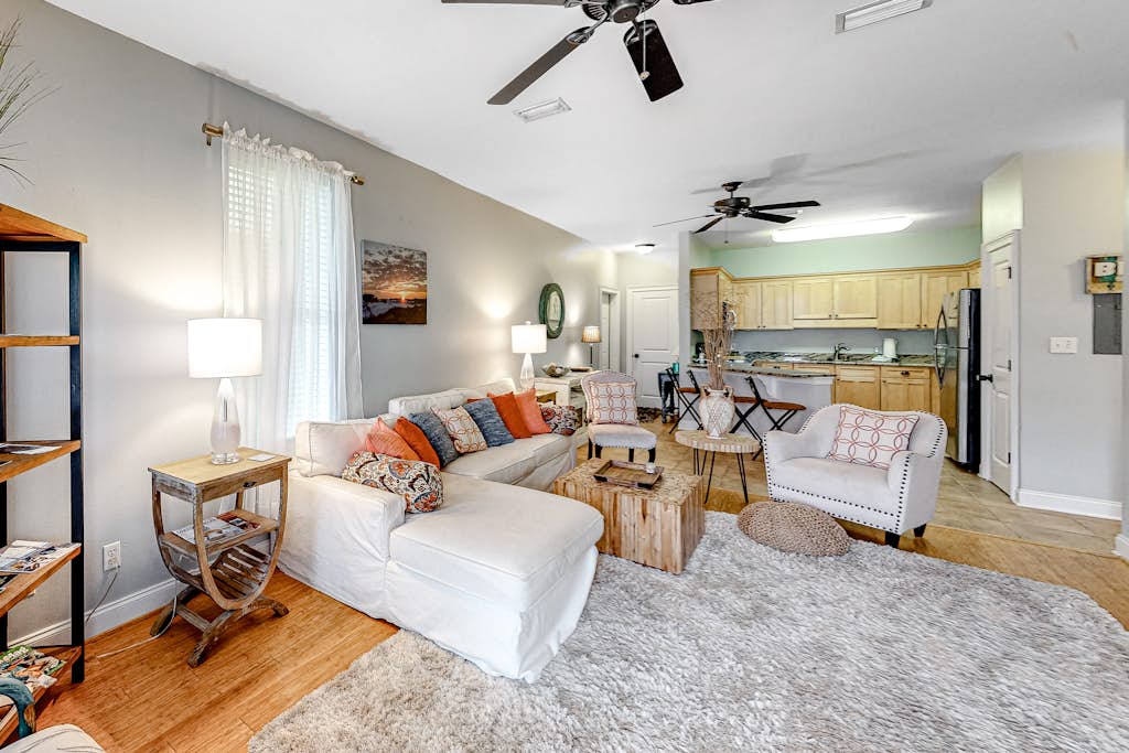 Cute, roomy condo with fast WiFi, AC, balcony, pool, & heated toilet seats