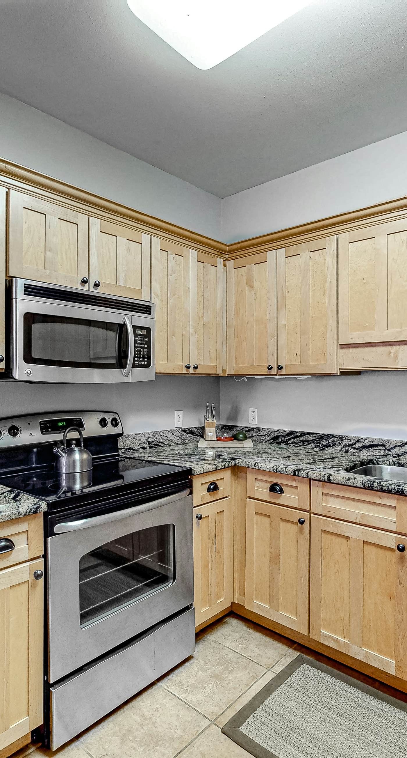 Cute, roomy condo with fast WiFi, AC, balcony, pool, & heated toilet seats