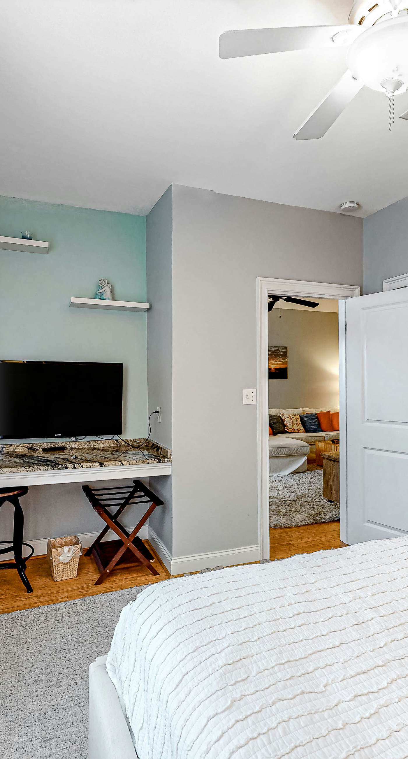 Cute, roomy condo with fast WiFi, AC, balcony, pool, & heated toilet seats