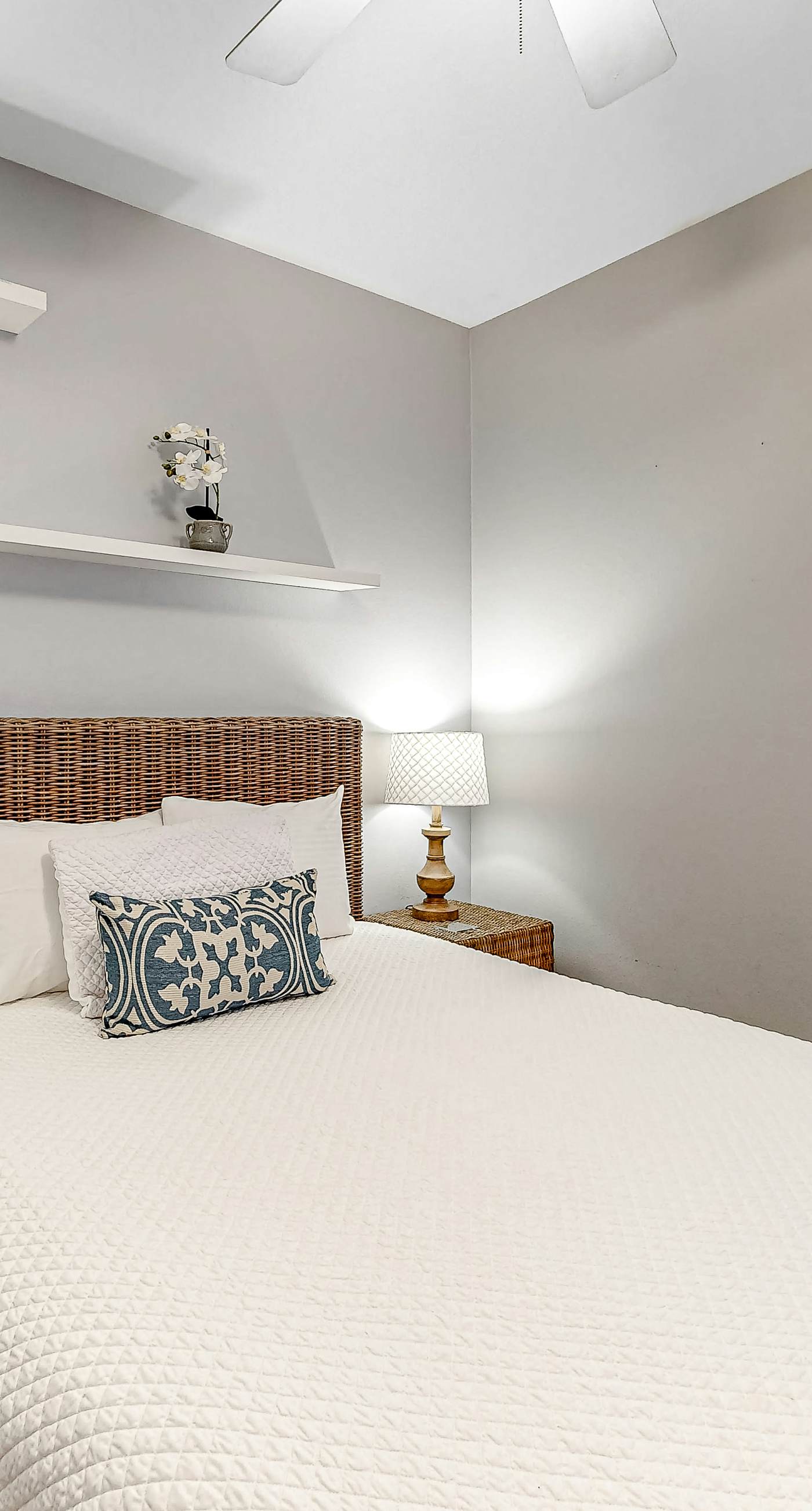 Cute, roomy condo with fast WiFi, AC, balcony, pool, & heated toilet seats