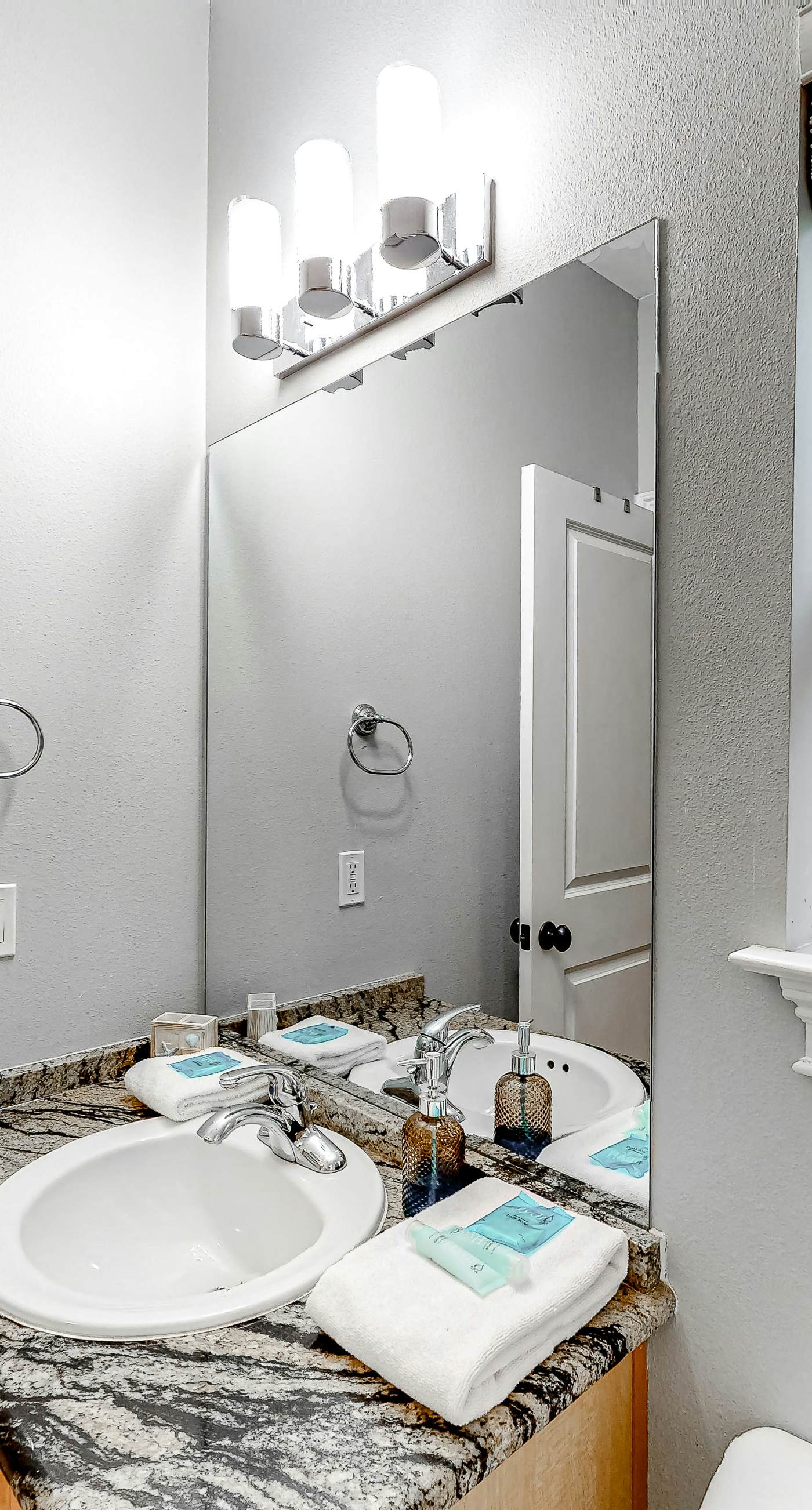 Cute, roomy condo with fast WiFi, AC, balcony, pool, & heated toilet seats