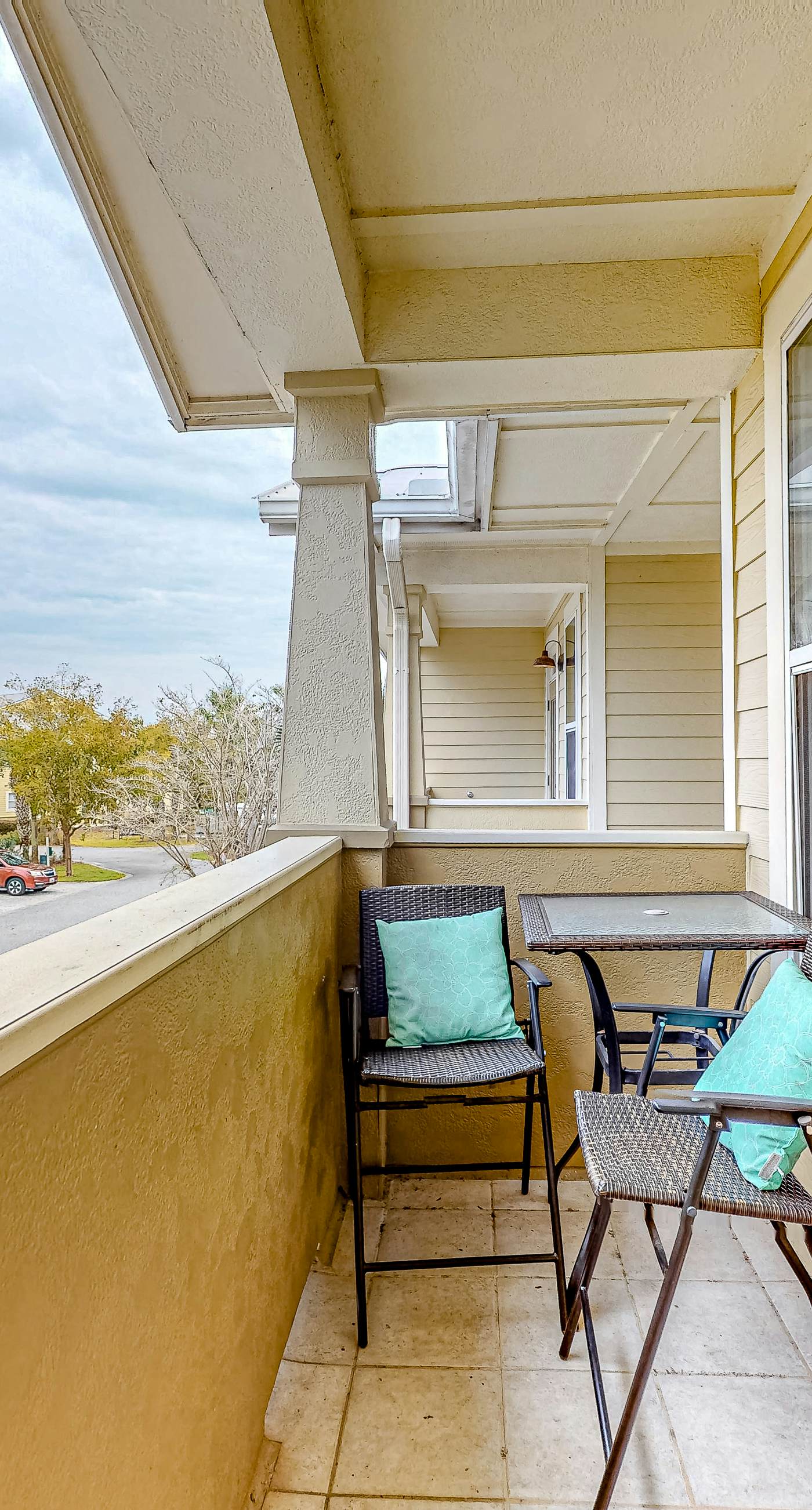 Cute, roomy condo with fast WiFi, AC, balcony, pool, & heated toilet seats