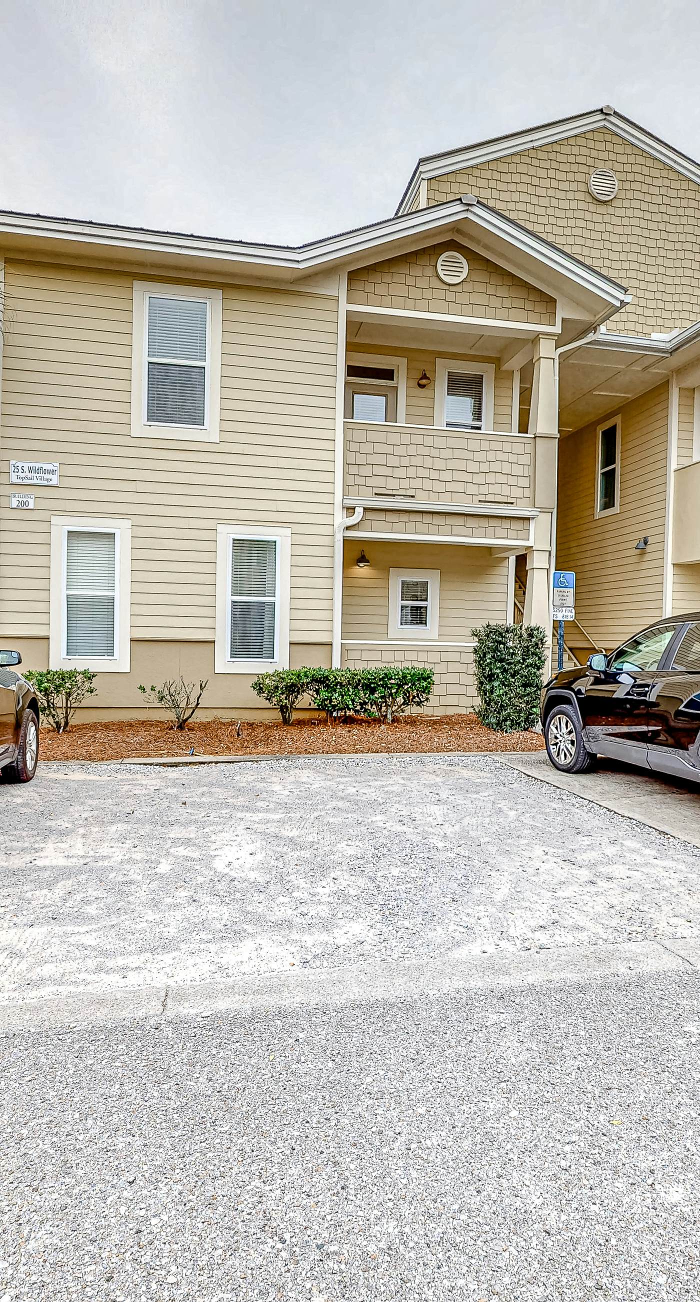 Cute, roomy condo with fast WiFi, AC, balcony, pool, & heated toilet seats