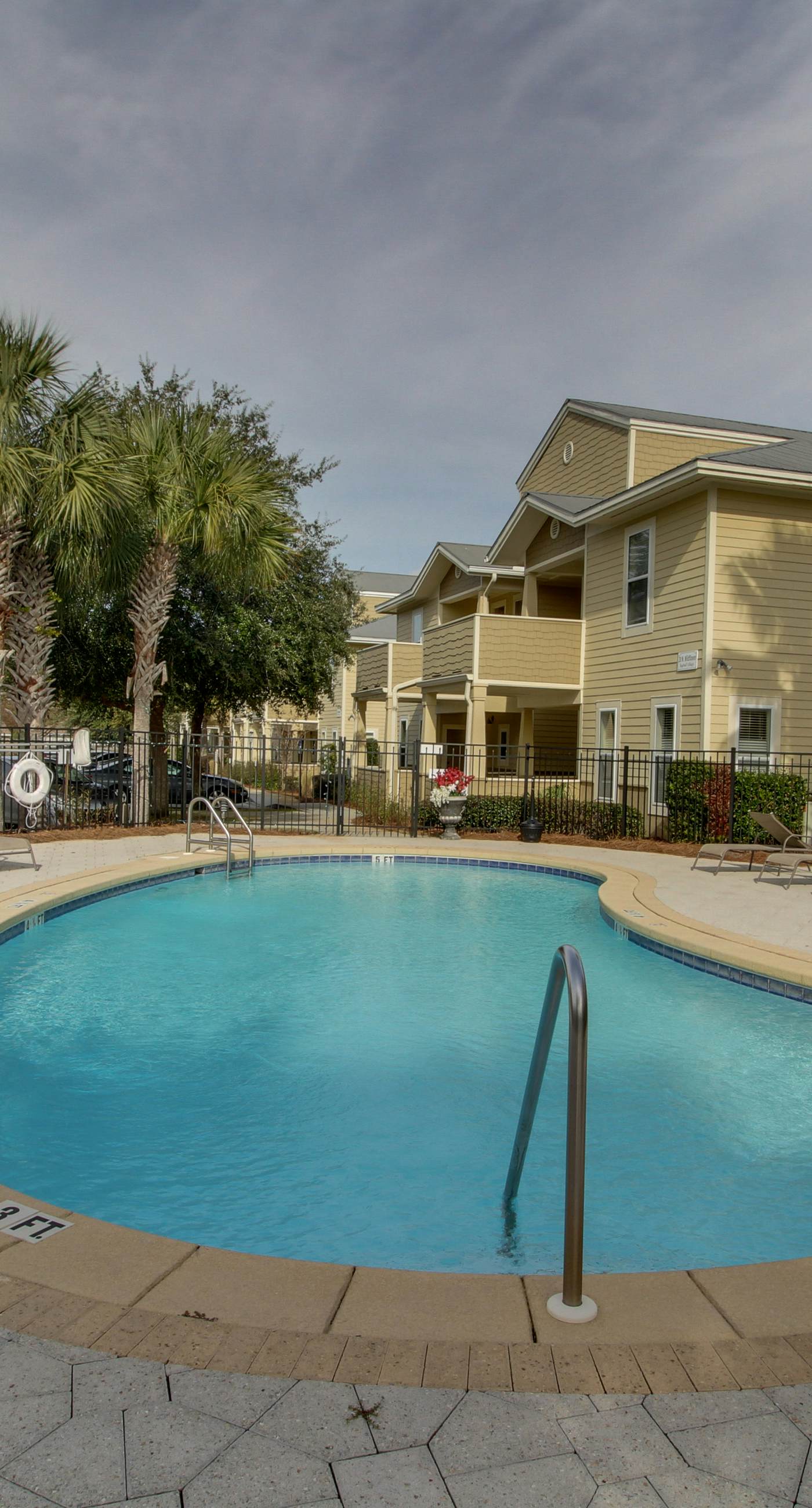 Cute, roomy condo with fast WiFi, AC, balcony, pool, & heated toilet seats