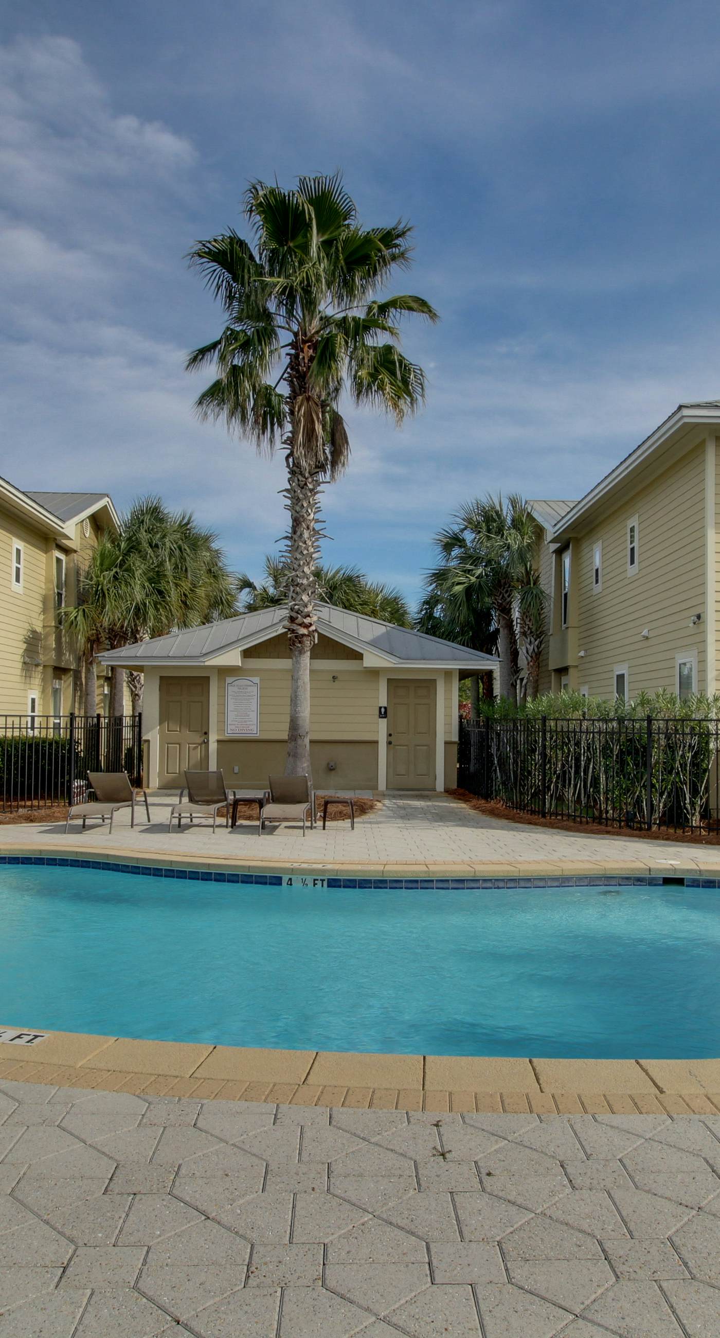 Cute, roomy condo with fast WiFi, AC, balcony, pool, & heated toilet seats