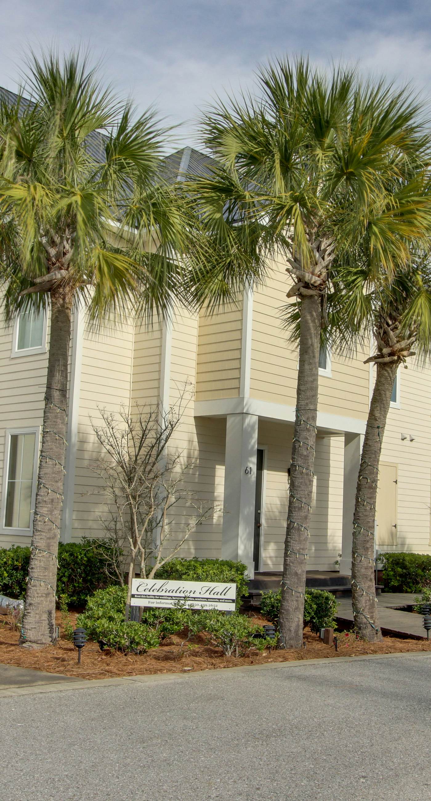 Cute, roomy condo with fast WiFi, AC, balcony, pool, & heated toilet seats