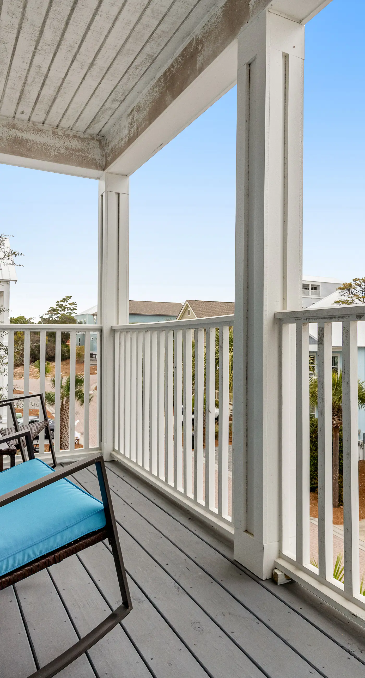 Classic beach home with shared pool access, WiFi, and central air conditioning