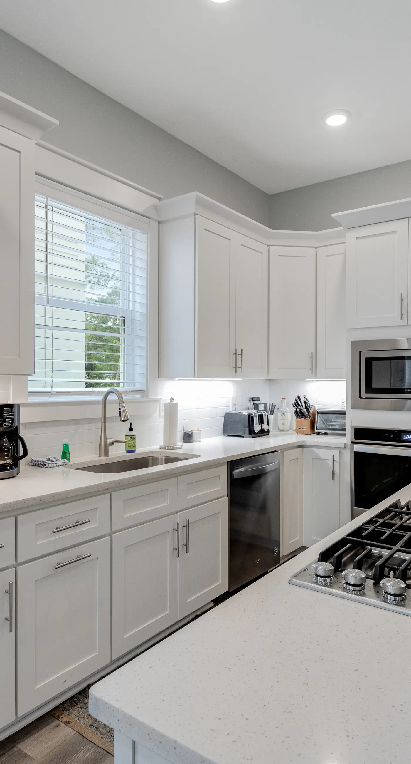 Classic beach home with shared pool access, WiFi, and central air conditioning