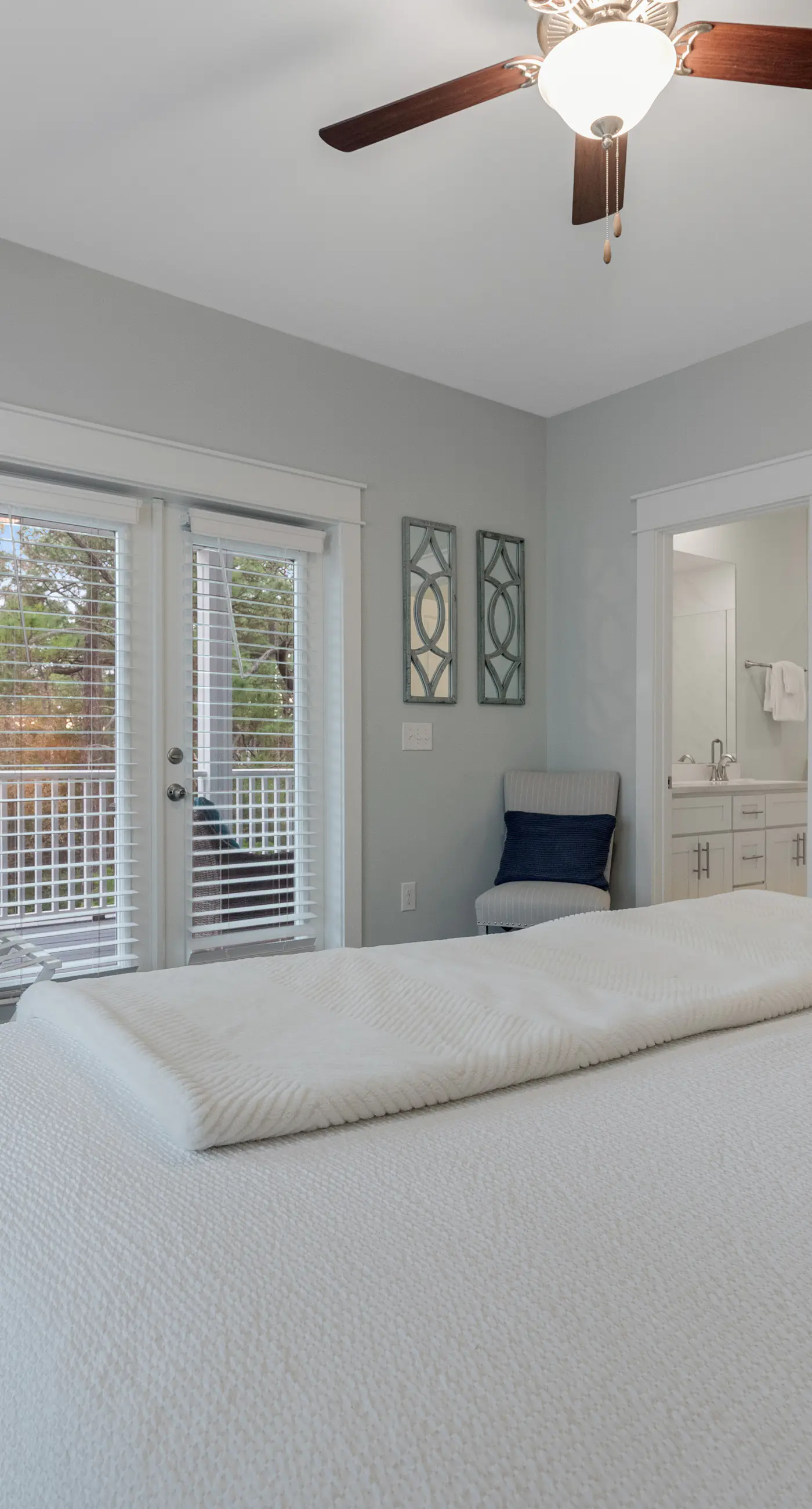 Classic beach home with shared pool access, WiFi, and central air conditioning