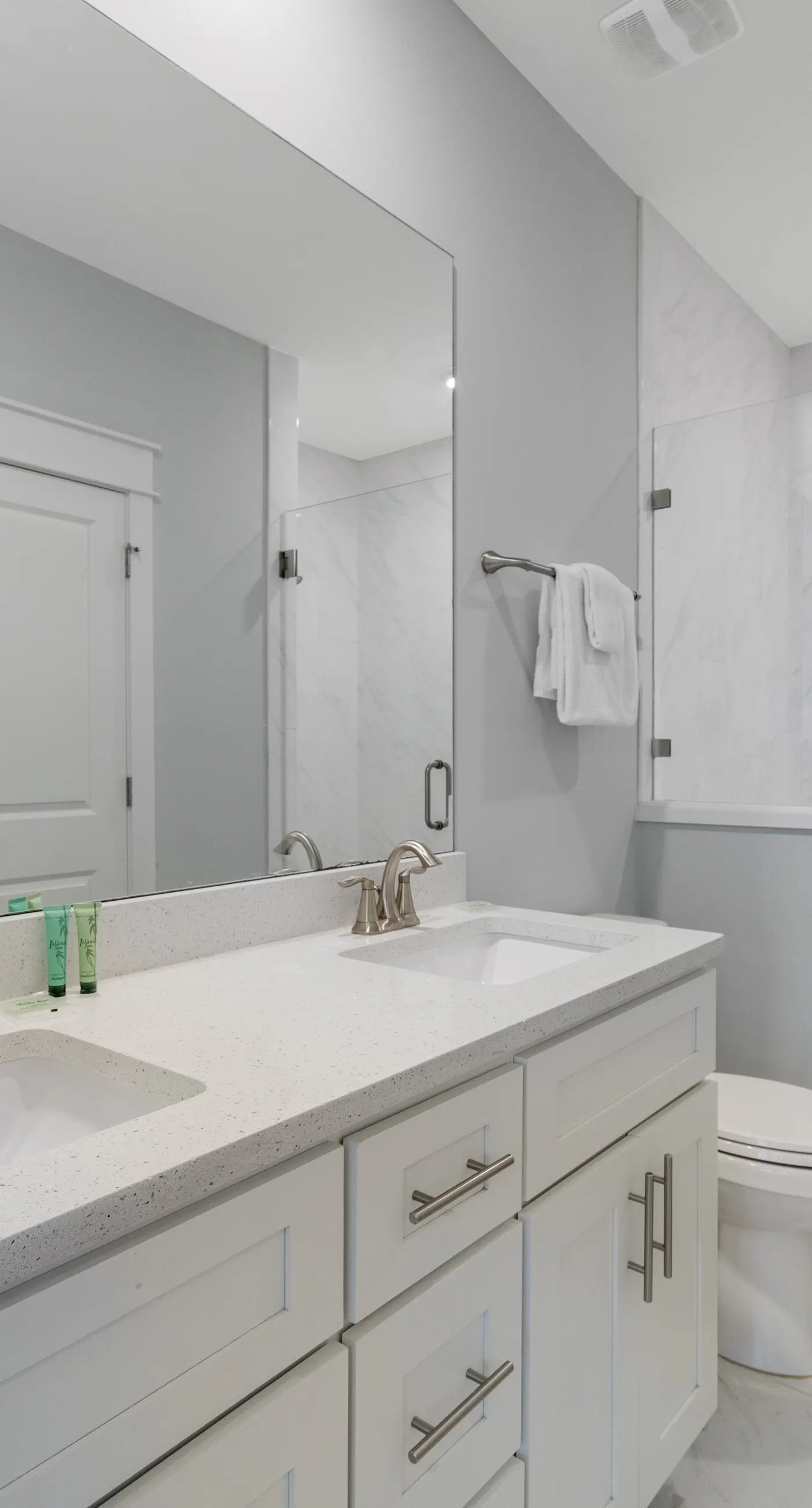 Classic beach home with shared pool access, WiFi, and central air conditioning