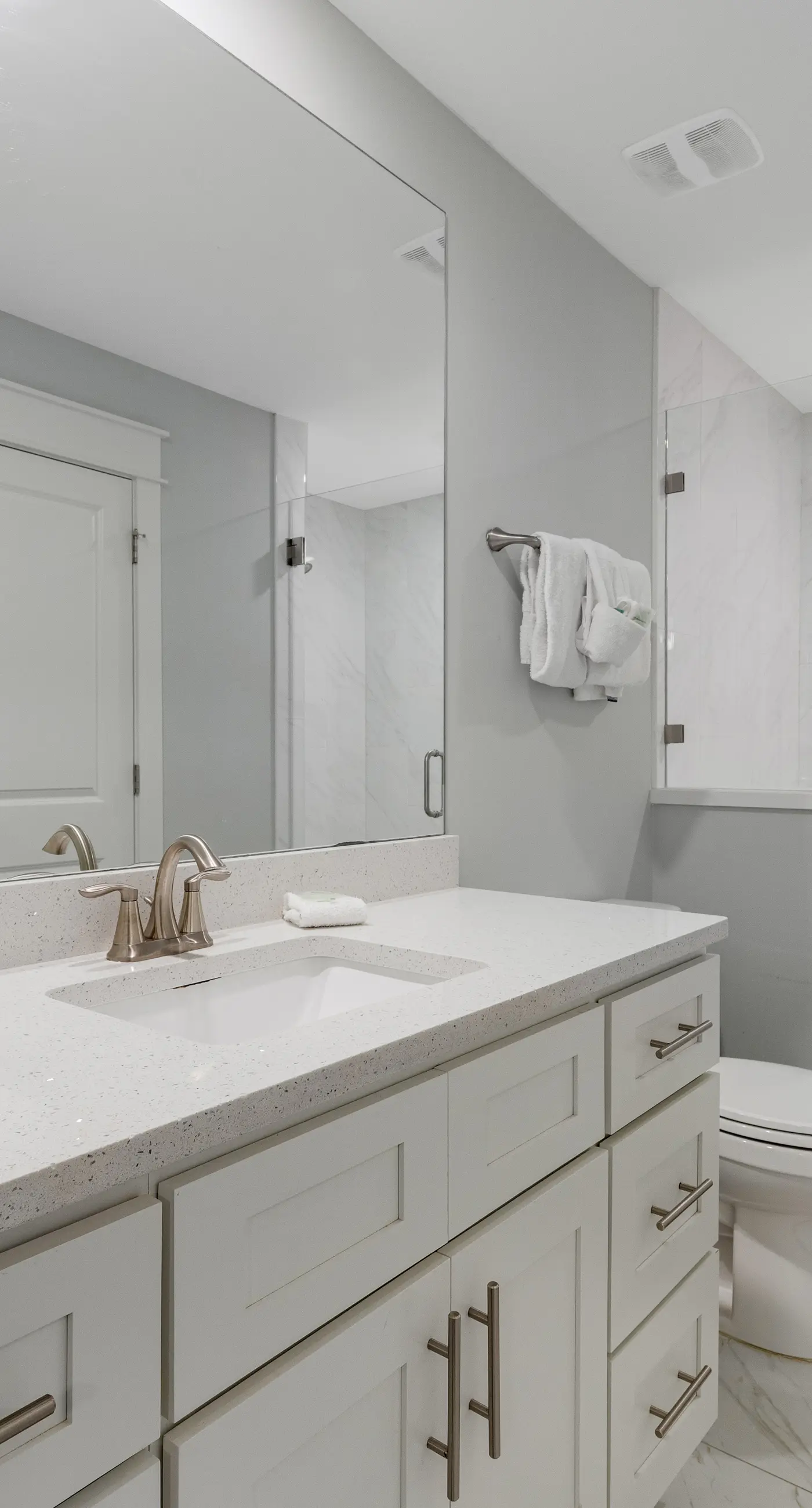 Classic beach home with shared pool access, WiFi, and central air conditioning