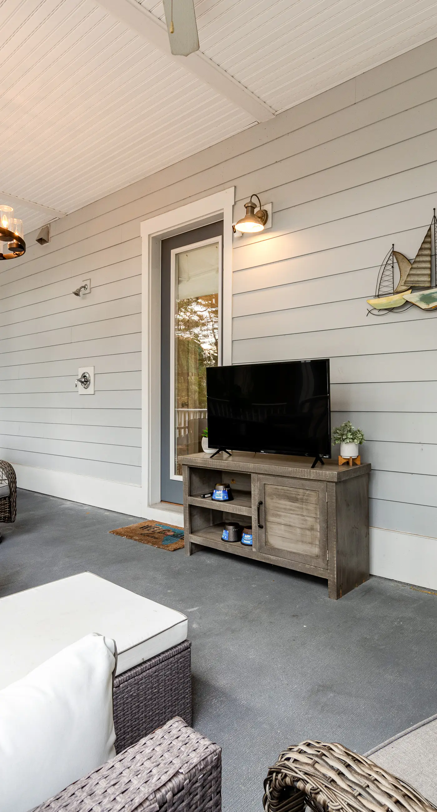 Classic beach home with shared pool access, WiFi, and central air conditioning