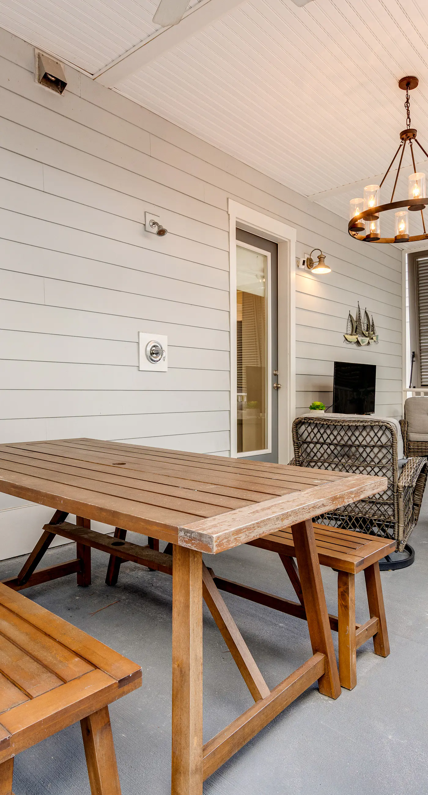 Classic beach home with shared pool access, WiFi, and central air conditioning