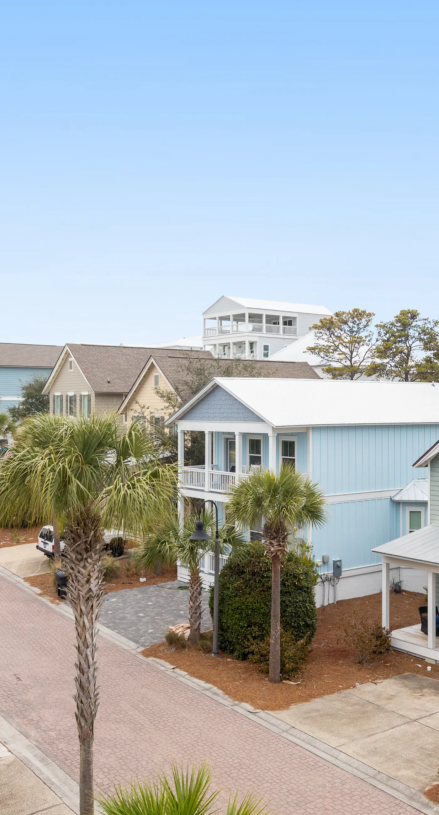 Classic beach home with shared pool access, WiFi, and central air conditioning