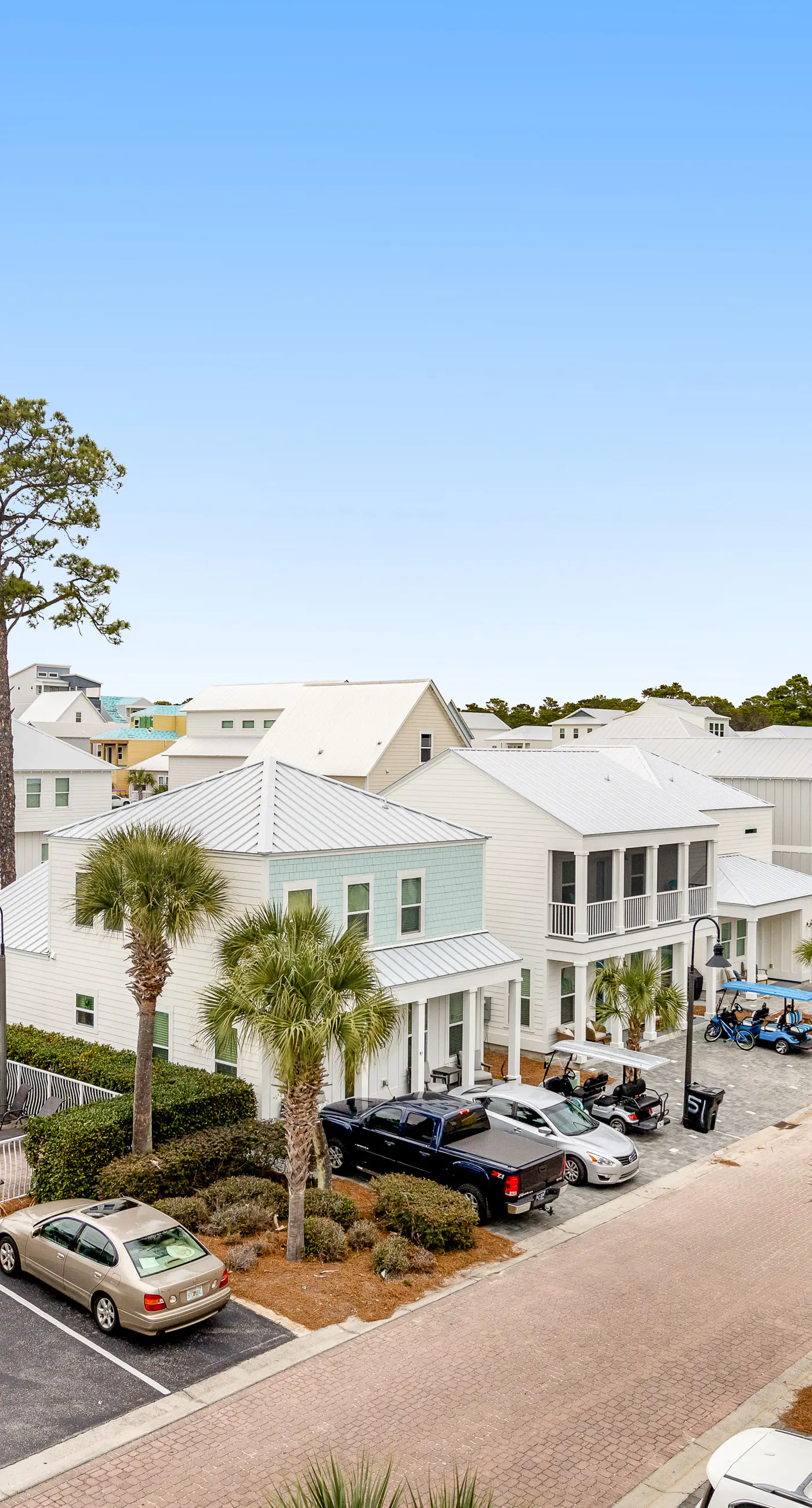 Classic beach home with shared pool access, WiFi, and central air conditioning