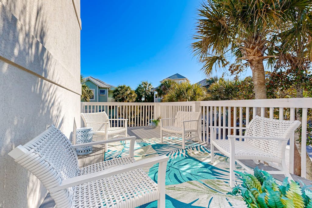 Spacious & sun-filled  retreat with pool, patio, & W/D - short walk to the beach