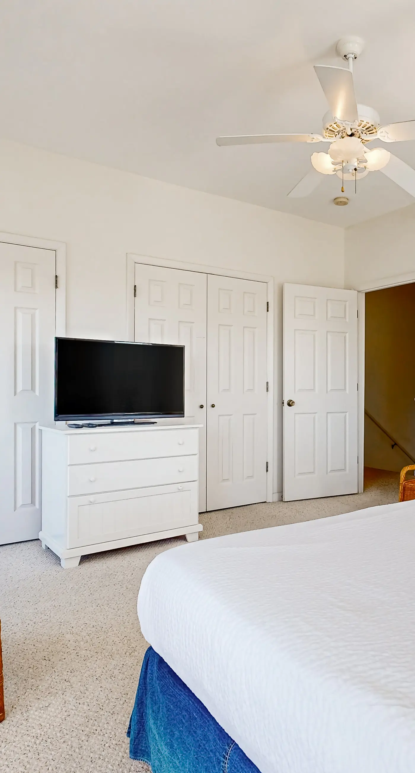 Spacious & sun-filled  retreat with pool, patio, & W/D - short walk to the beach