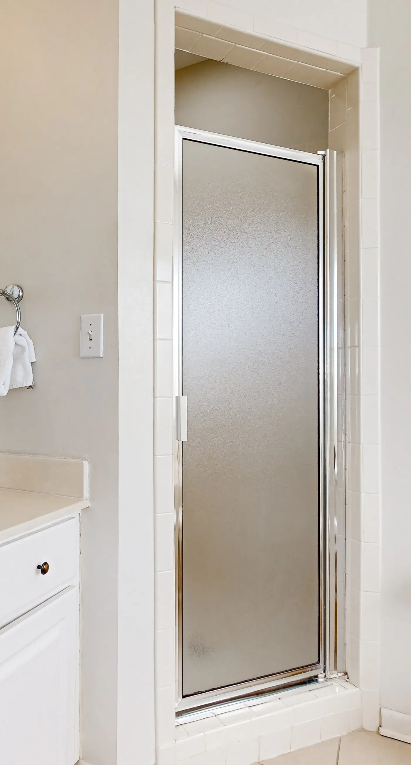 Spacious & sun-filled  retreat with pool, patio, & W/D - short walk to the beach