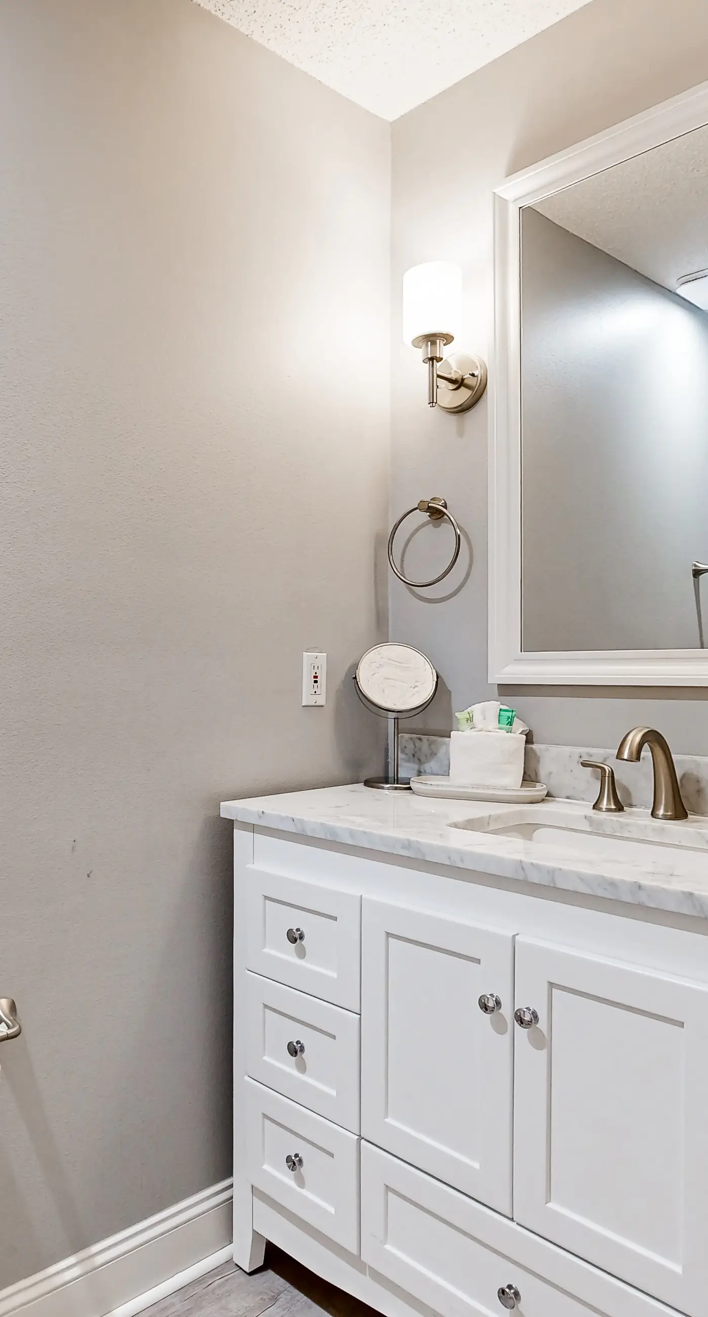 Spacious & sun-filled  retreat with pool, patio, & W/D - short walk to the beach