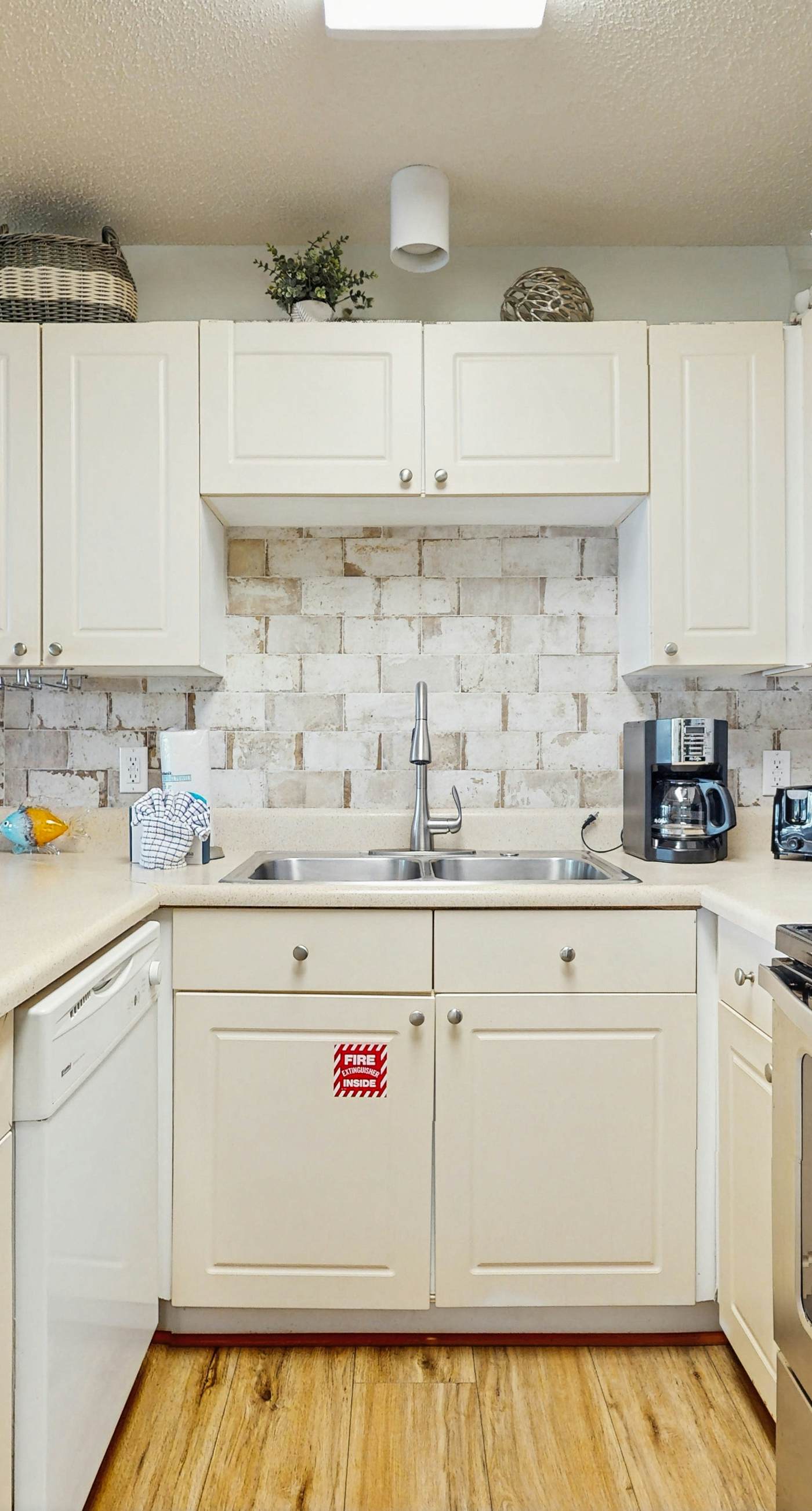 Fourth-floor, Caribbean corner condo with ocean views, pool, & hot tub