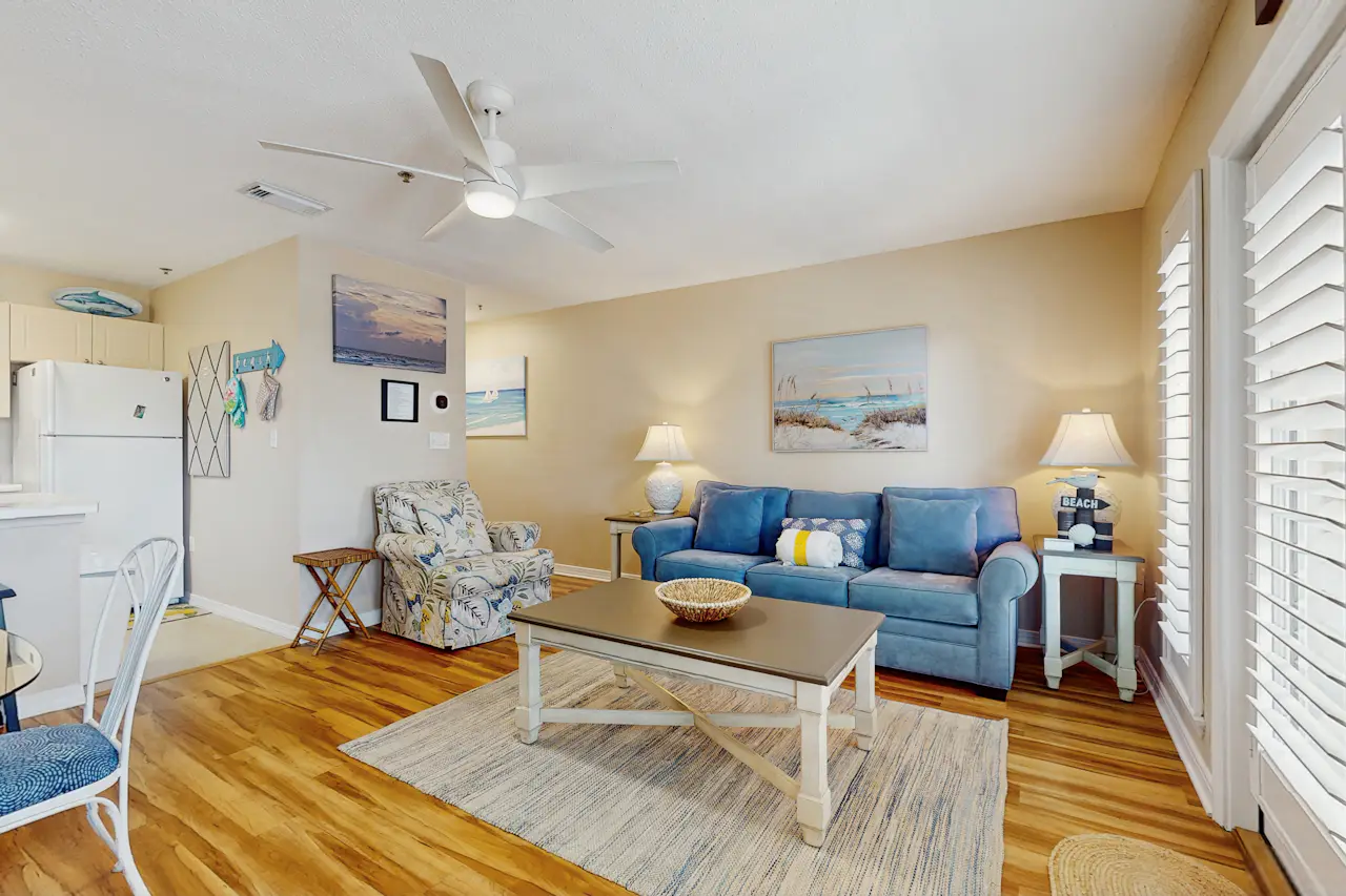 Visual Reference: Bright Open 3Rd Floor Condo With Pool Views From Private