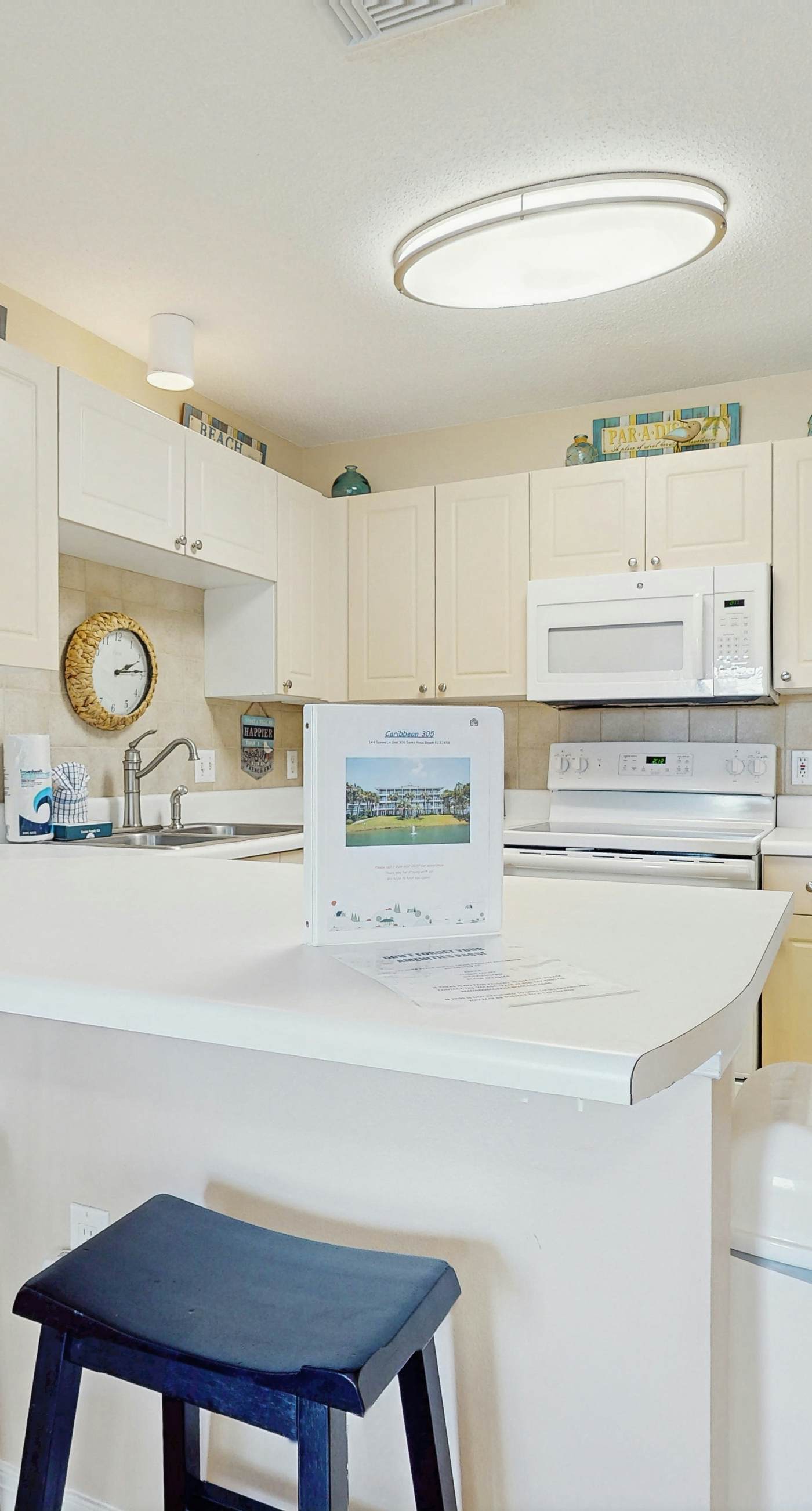 Bright, open 3rd-floor condo with pool views from private balcony - next to beach