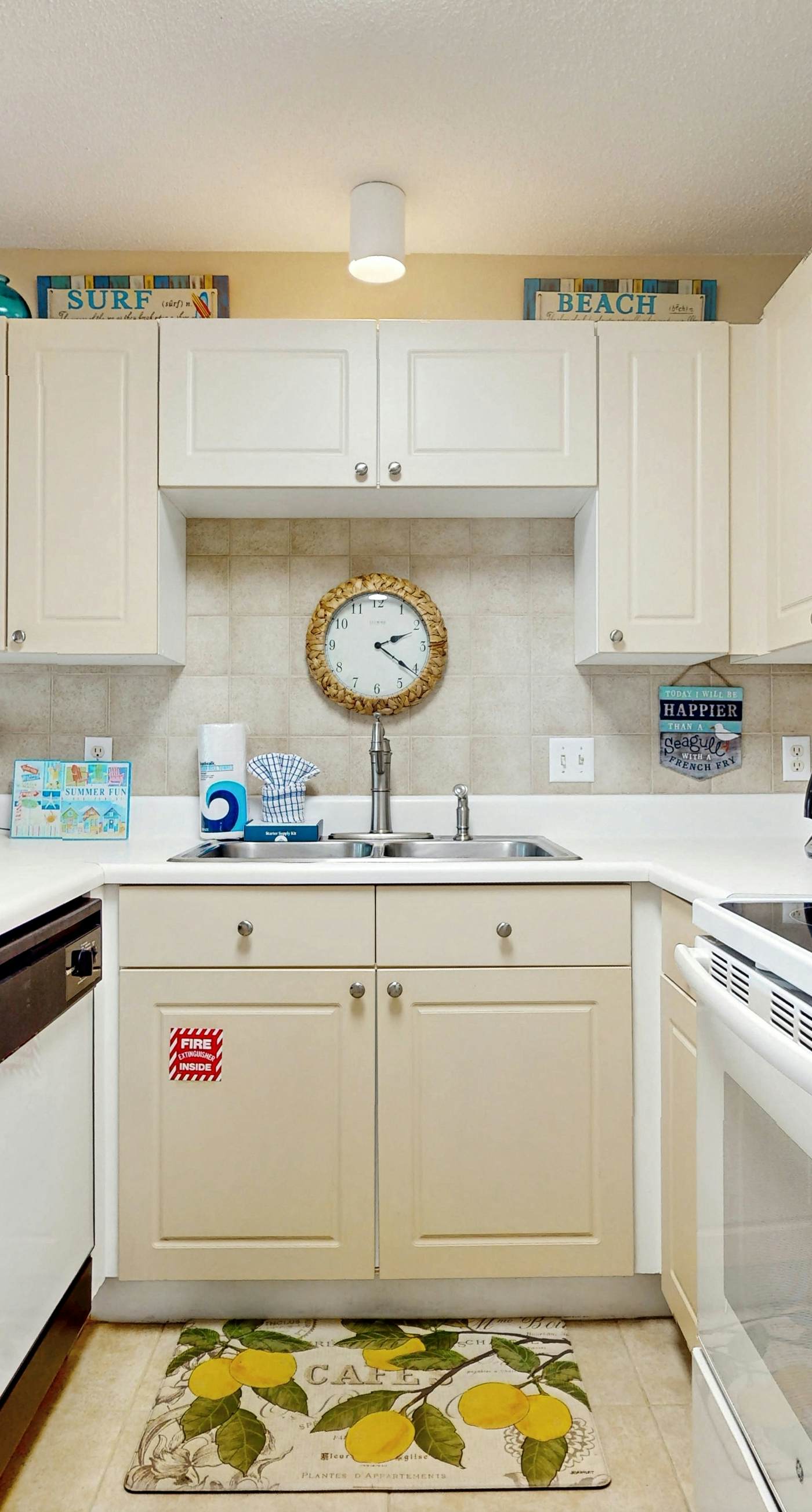 Bright, open 3rd-floor condo with pool views from private balcony - next to beach